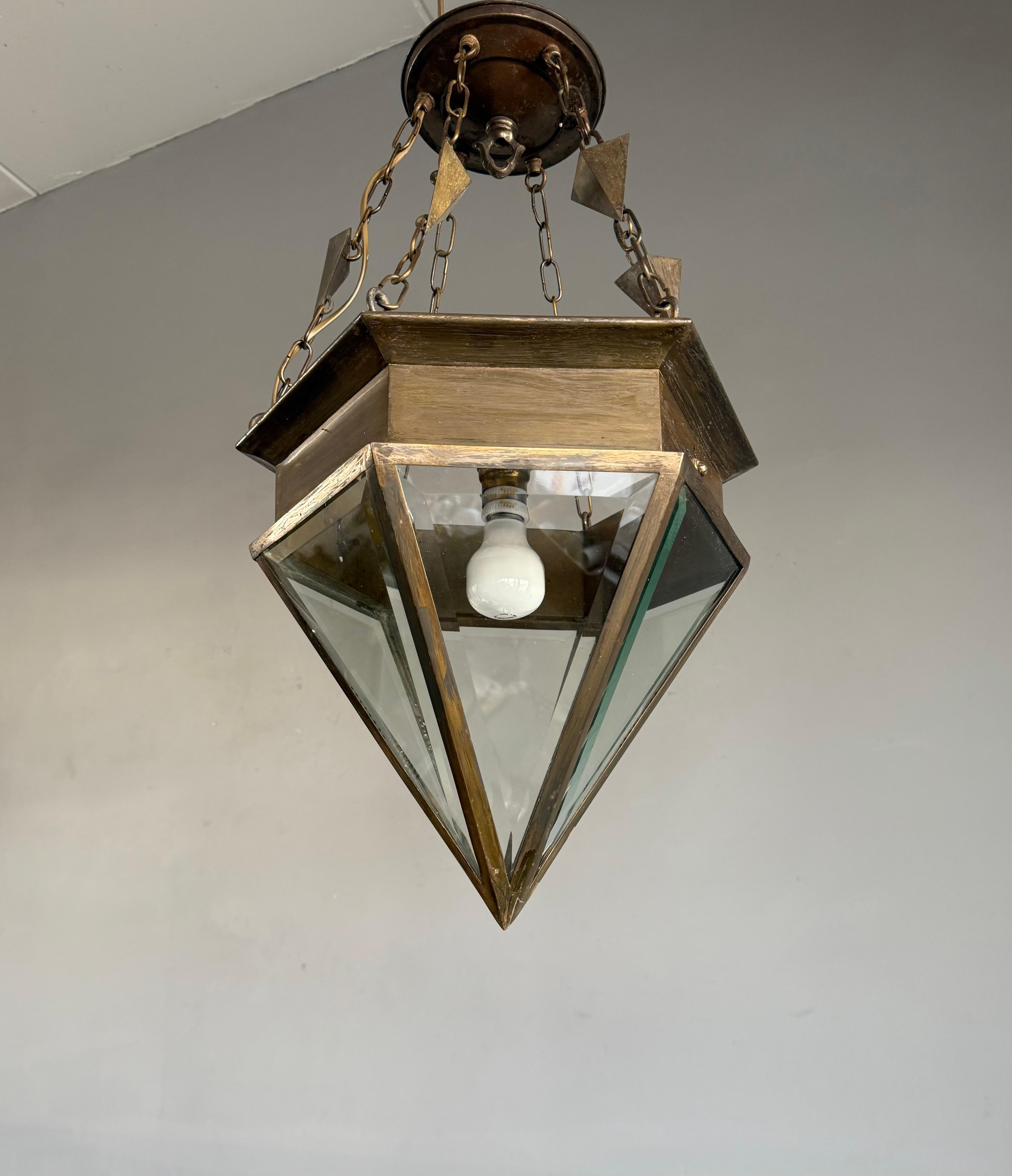 Rare Arts & Crafts Beveled Glass & Brass Suspension Light Lantern w. Chaîne unique en vente 8