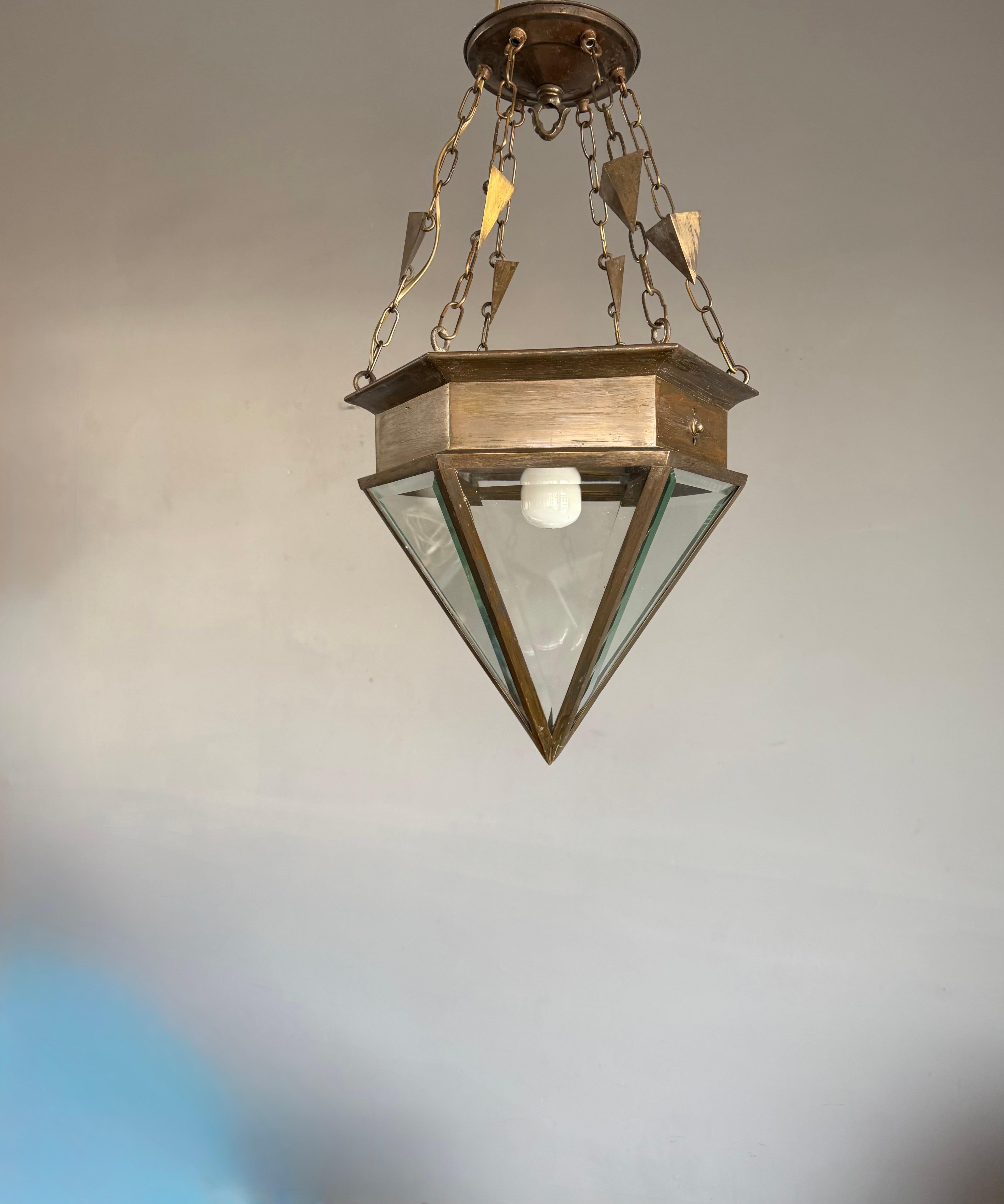 Rare Arts & Crafts Beveled Glass & Brass Suspension Light Lantern w. Chaîne unique en vente 11