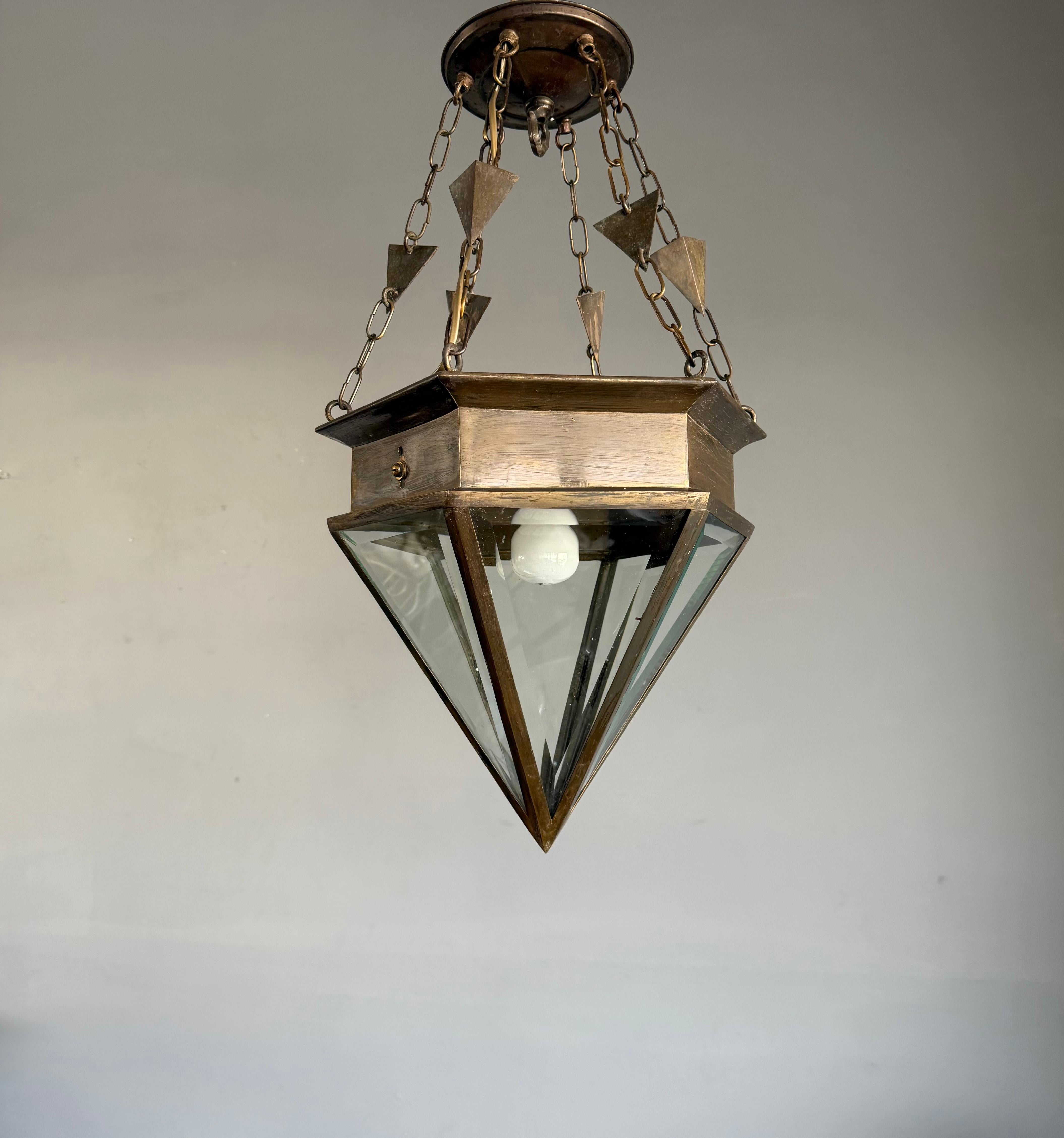 Lanterne en verre biseauté fabriquée à la main avec la chaîne originale et unique d'éléments triangulaires.

Si vous recherchez ce qu'il y a de mieux et de plus rare en matière d'antiquités de l'Arte Antiques européen, alors cette lampe