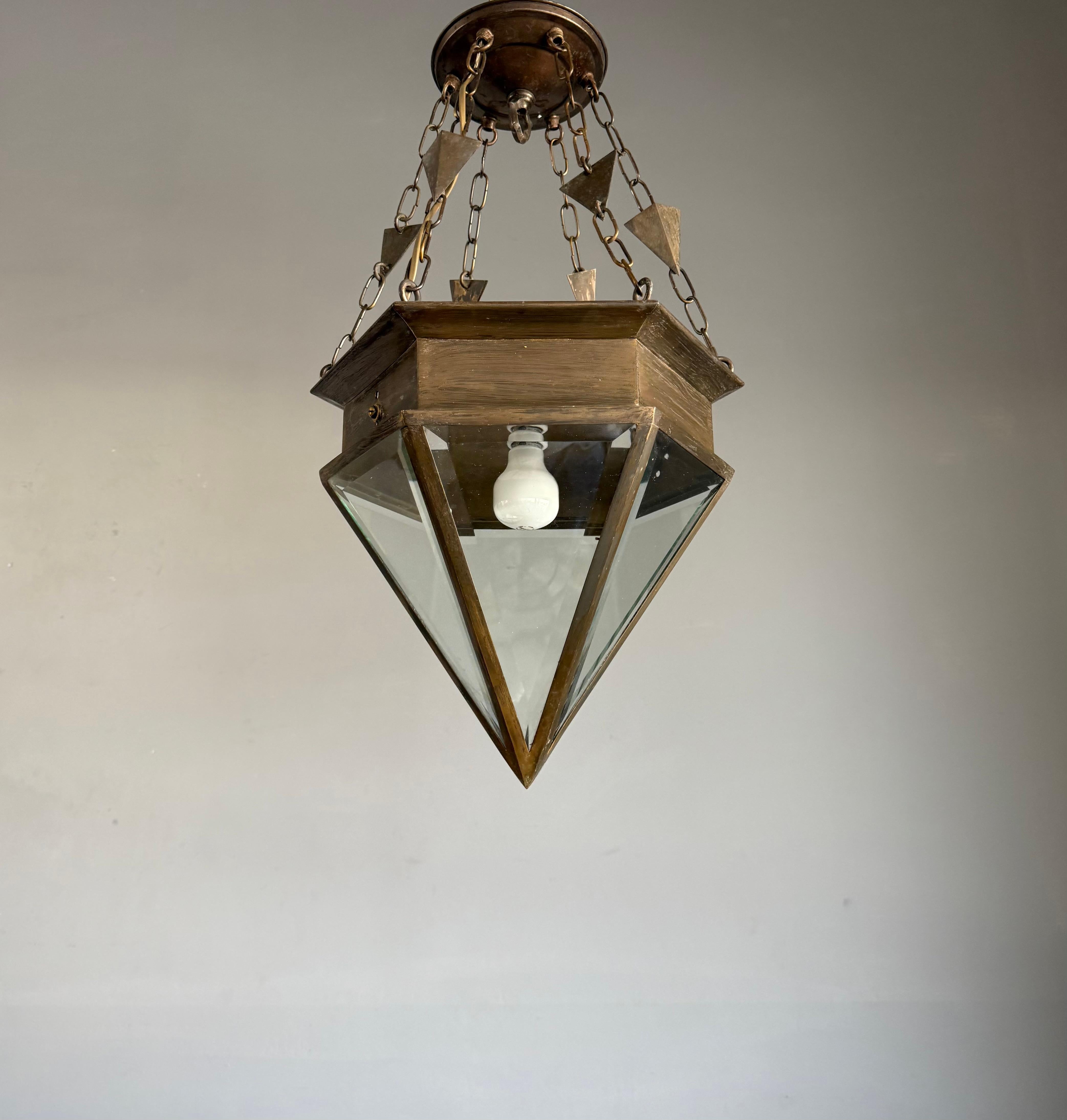 Mouvement esthétique Rare Arts & Crafts Beveled Glass & Brass Suspension Light Lantern w. Chaîne unique en vente