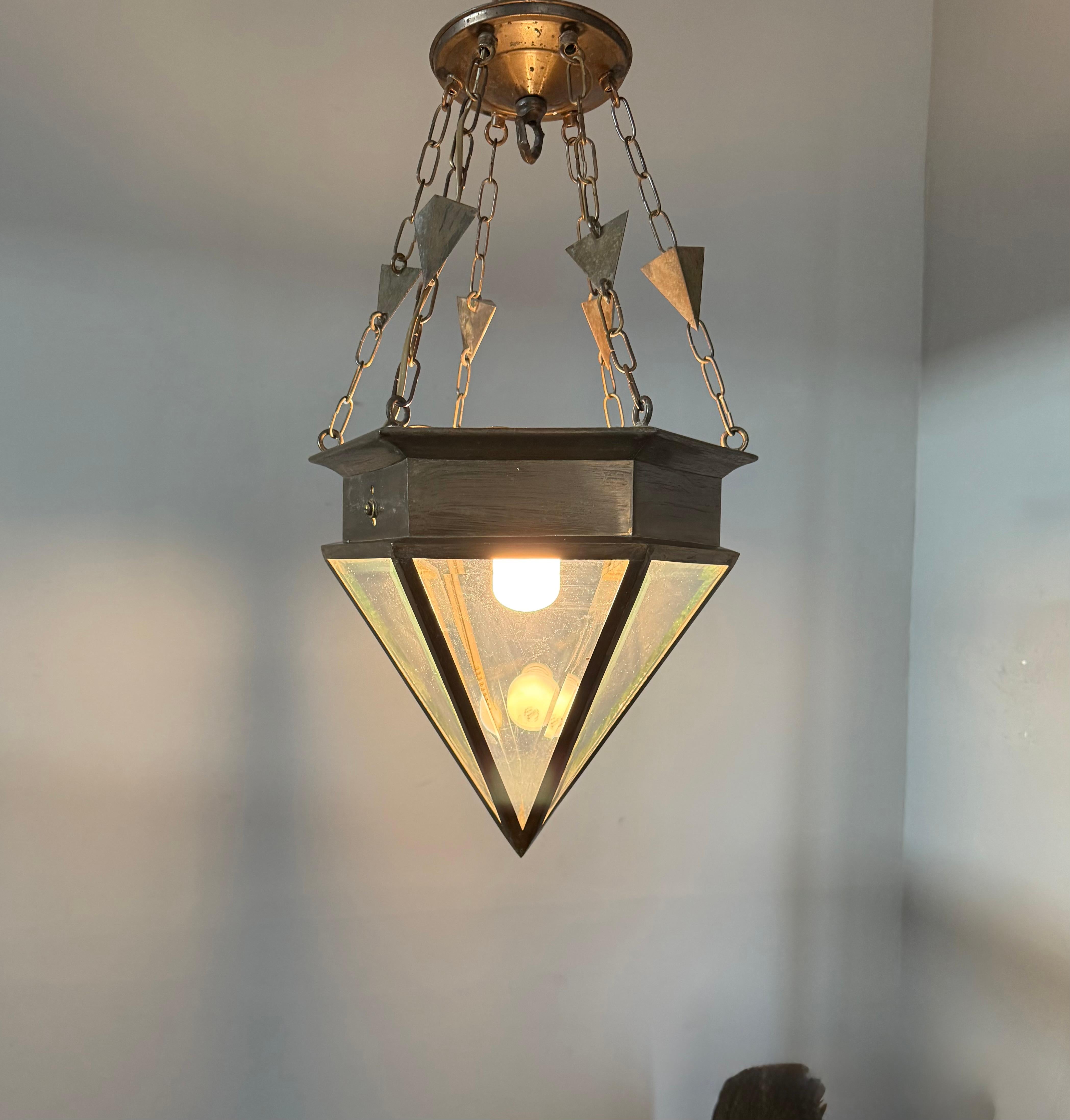 Rare Arts & Crafts Beveled Glass & Brass Suspension Light Lantern w. Chaîne unique Bon état - En vente à Lisse, NL