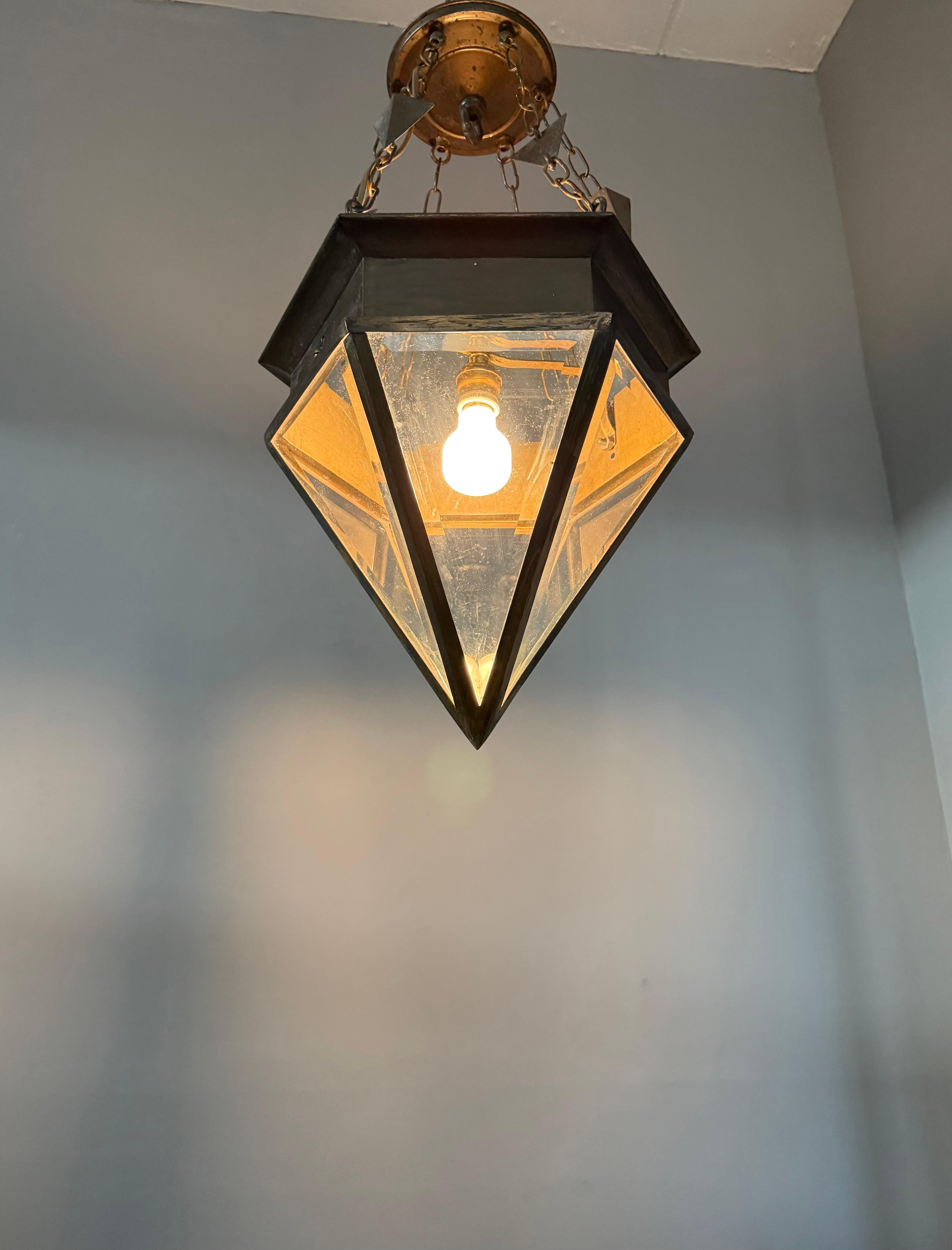 20ième siècle Rare Arts & Crafts Beveled Glass & Brass Suspension Light Lantern w. Chaîne unique en vente