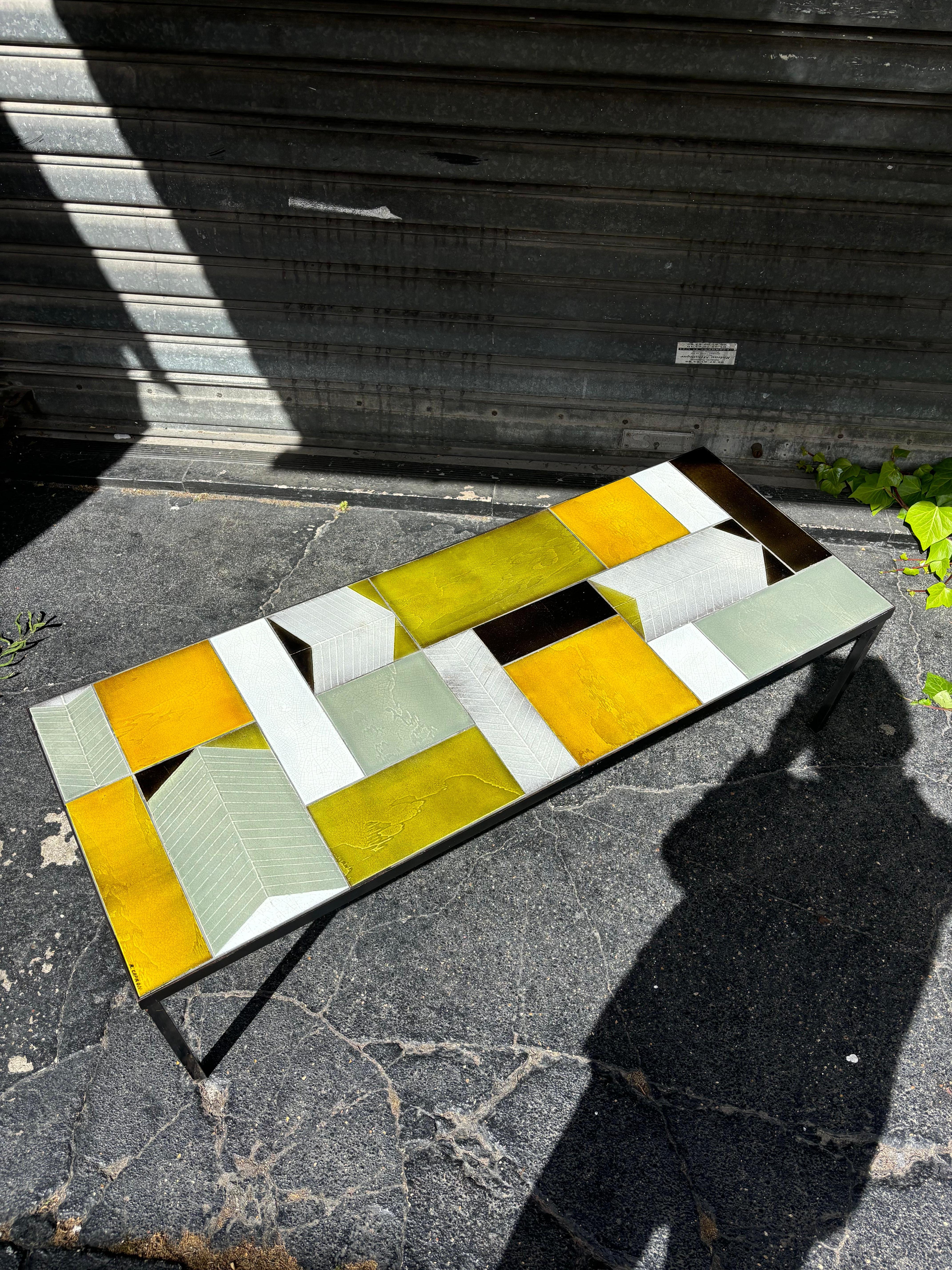Incroyable table de Roger Capron, parfait état d’origine. 
C’est l’un des modèles les plus grands concus par Roger Capron et l’un de ses plus rares modèles.  