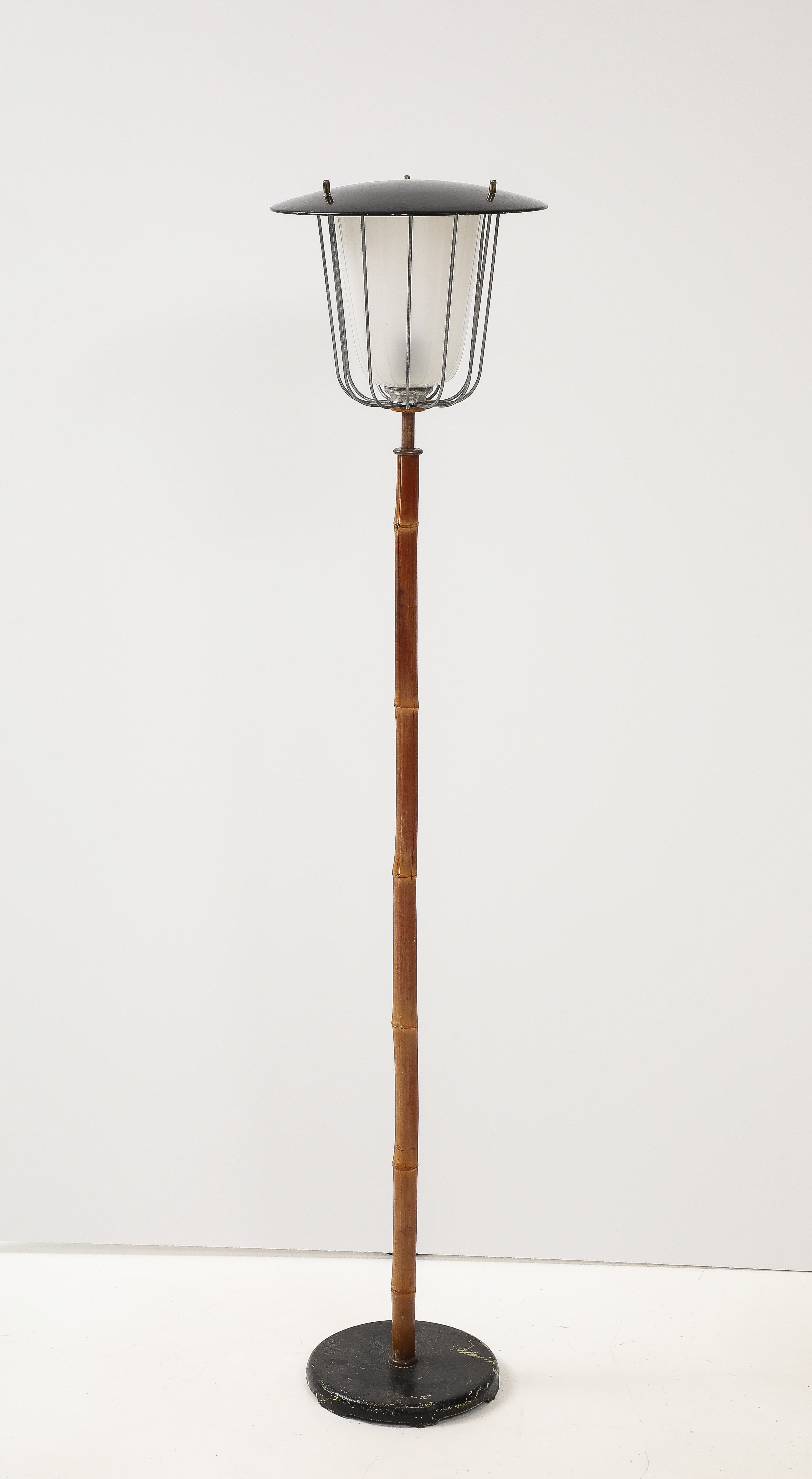 Le charmant et très rare lampadaire vintage Mid Century Modern est une véritable icône du design viennois de 1960.
Le lampadaire no 2081 nommé Karla a été conçu par J. T. Kalmar et produit par Kalmar vers 1960 à Vienne.
La lampe est fabriquée en