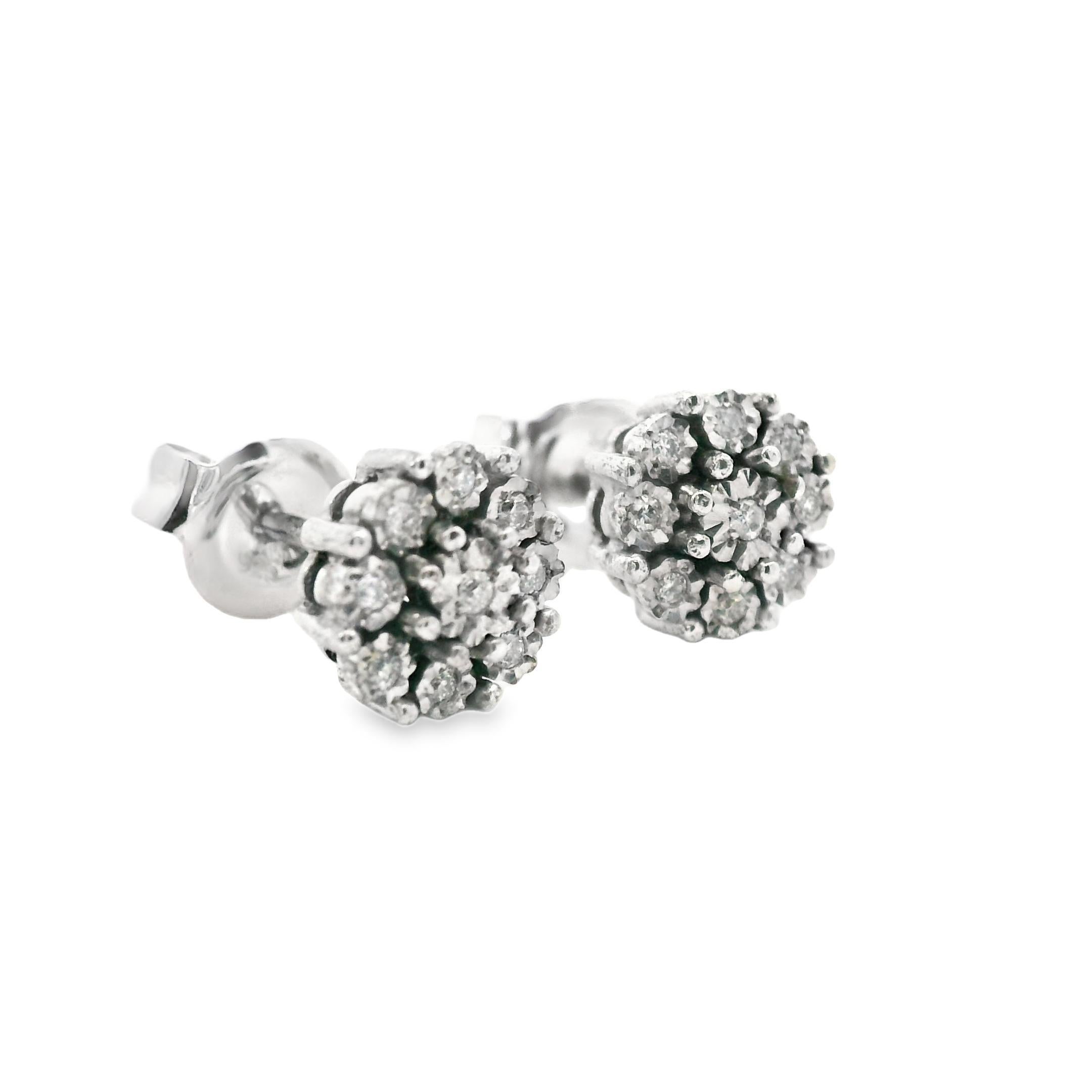 Dieses wunderschöne Paar Diamant-Ohrstecker stammt aus der Rarest Rainbow Collection und ist aus 925er Sterlingsilber gefertigt. Die Ohrringe haben einen diamantenen Mittelstein, der von 8 weiteren Diamanten in einem Halo-Muster umgeben ist. Die