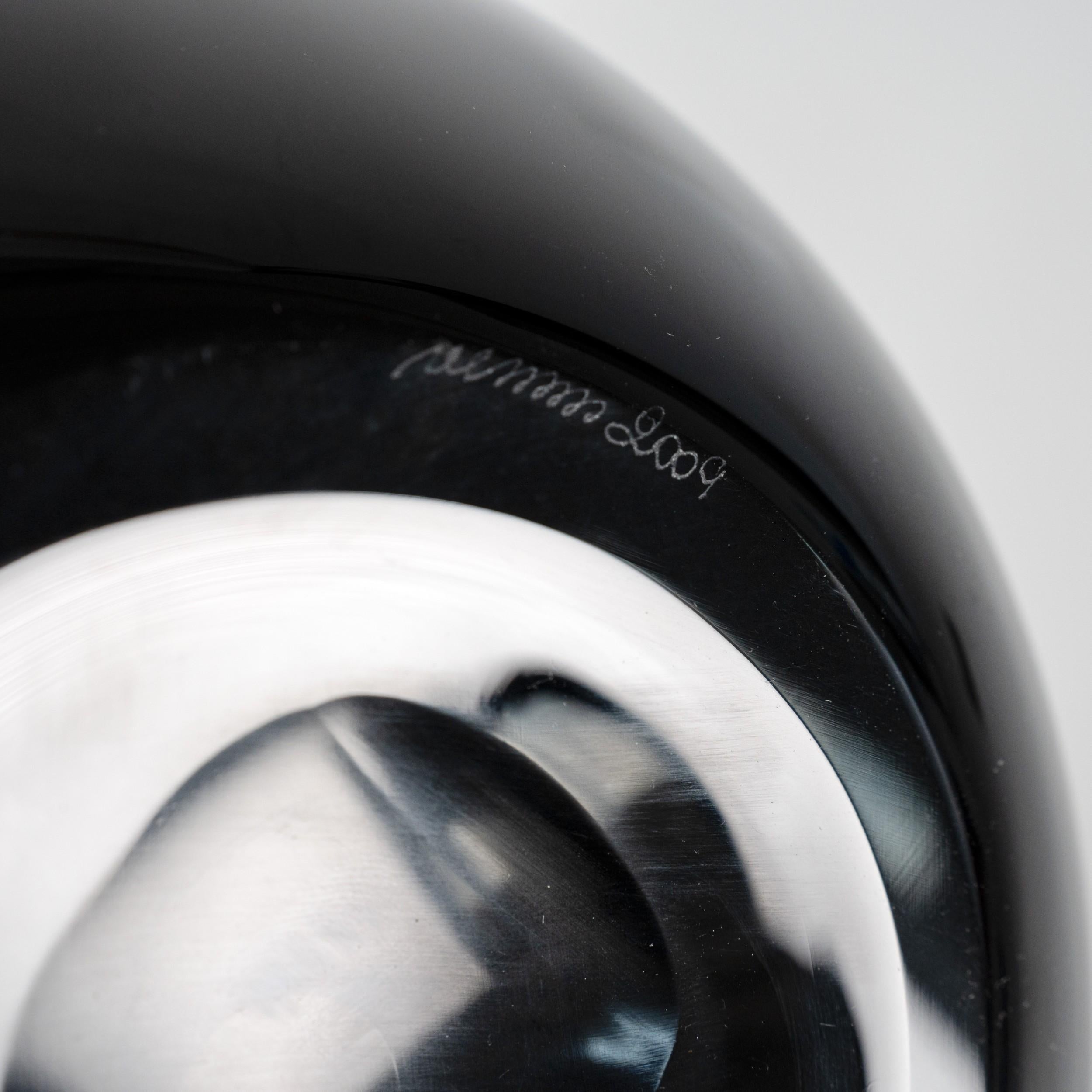 Vaso iconico Venini Fazzoletto, modello 700.00, in vetro opalino nero e verde, firmato 2009 con scatola e documenti.

Soffiato e rifinito a mano dai maestri vetrai di Murano, con il caratteristico bordo ondulato 