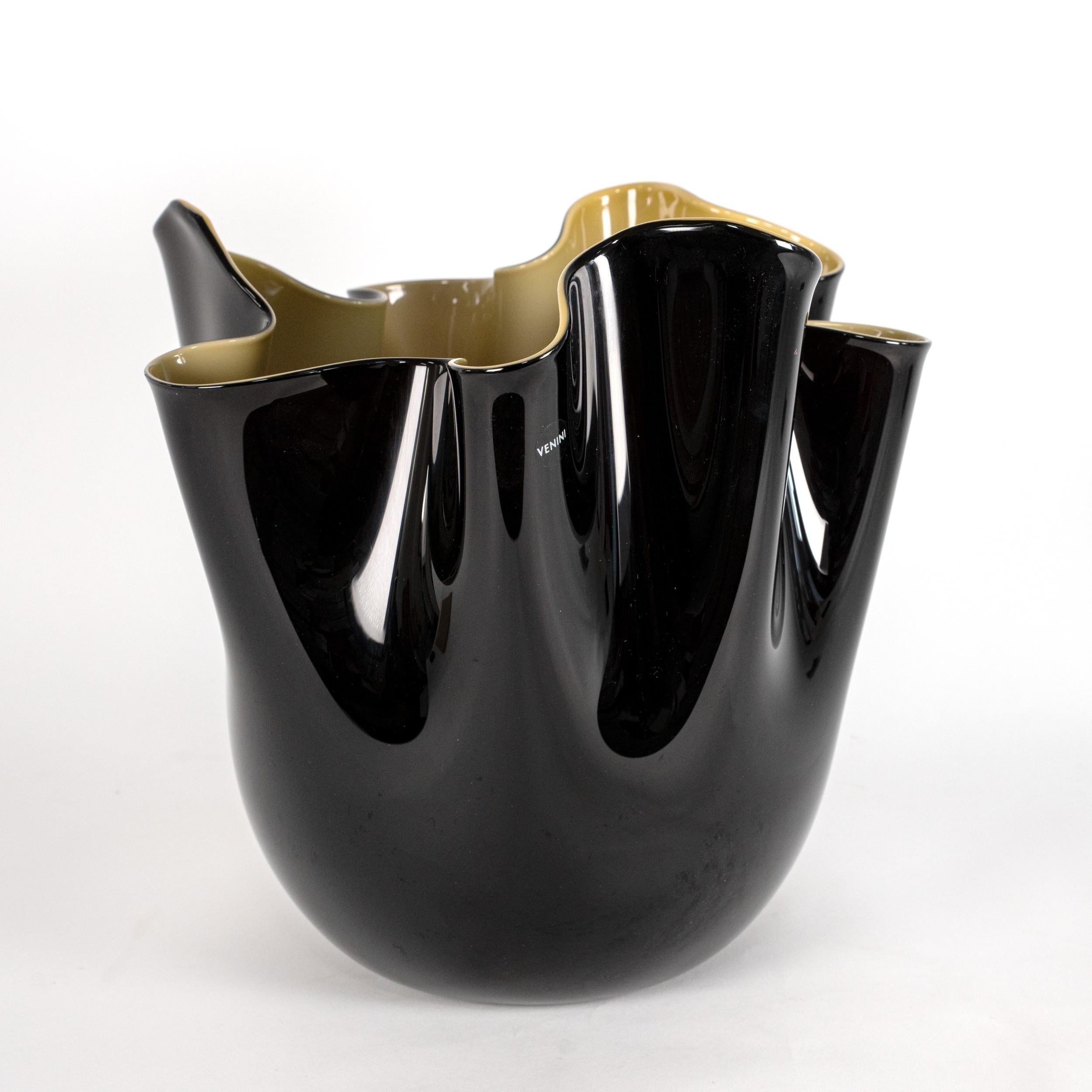 Mid-Century moderno Rarissimo vaso Venini Fazzoletto Black and Green Murano Glass, firmato 2009 in vendita