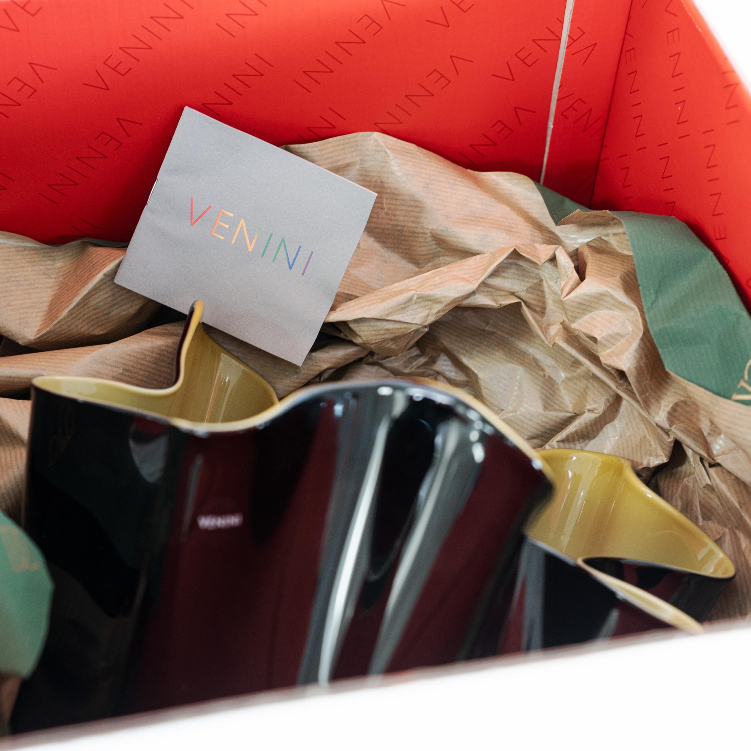 XXI secolo e contemporaneo Rarissimo vaso Venini Fazzoletto Black and Green Murano Glass, firmato 2009 in vendita