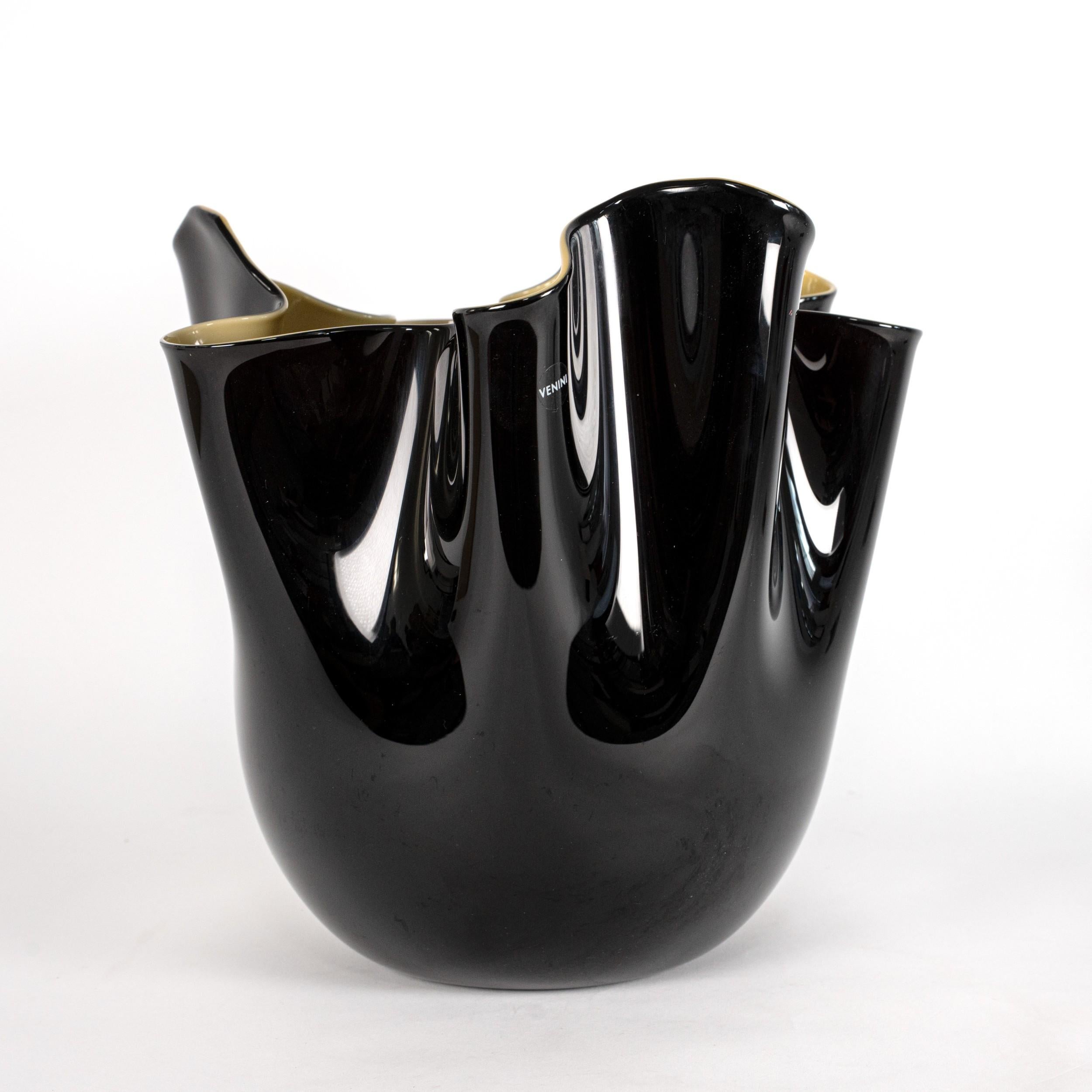 Vetro soffiato Rarissimo vaso Venini Fazzoletto Black and Green Murano Glass, firmato 2009 in vendita
