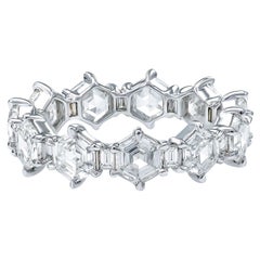 Fascia nuziale con anello di eternità in oro bianco 18k con diamante esagonale 3,95 carati