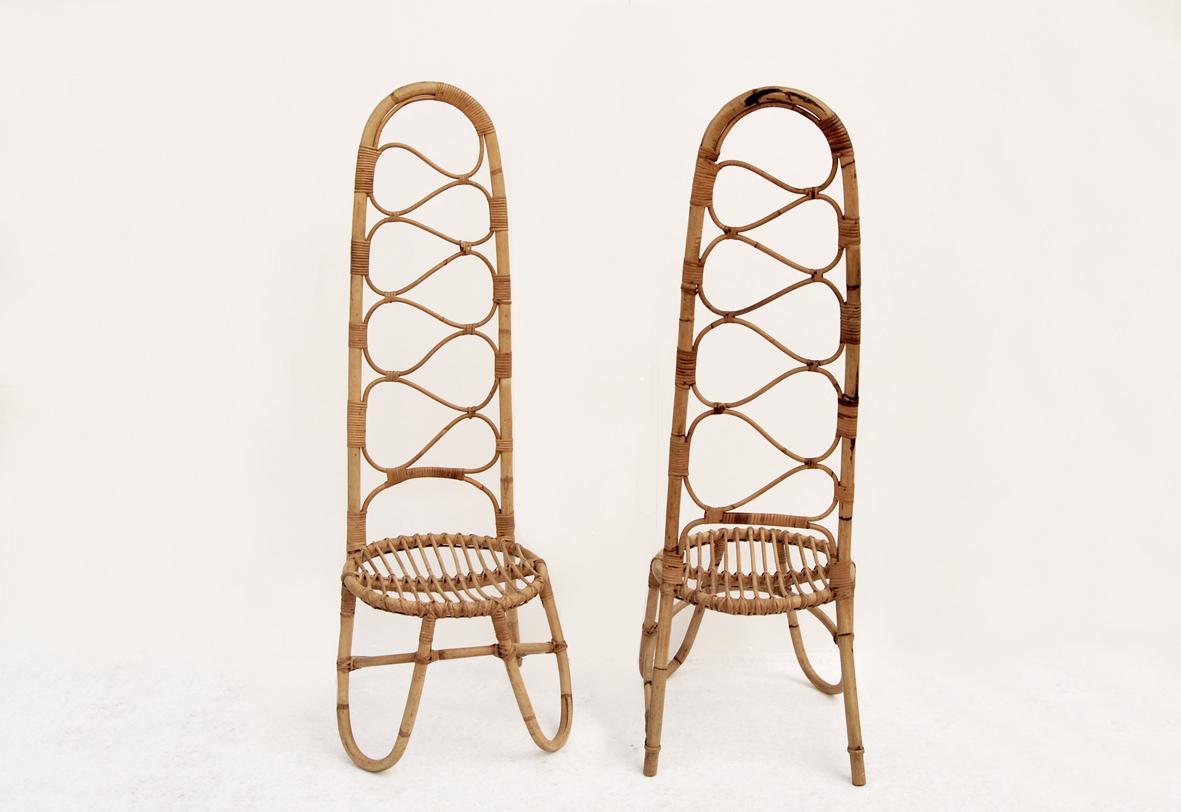 Rarissima Coppia di sedie in bambù nello stile di Bonacina, Made in Italy, Anni '60. 
Rarissima coppia di sedie originali degli Anni '60 con schienale e seduta molto grandi, in rattan e bambù. 
Il prezzo della spedizione si intende per il territorio