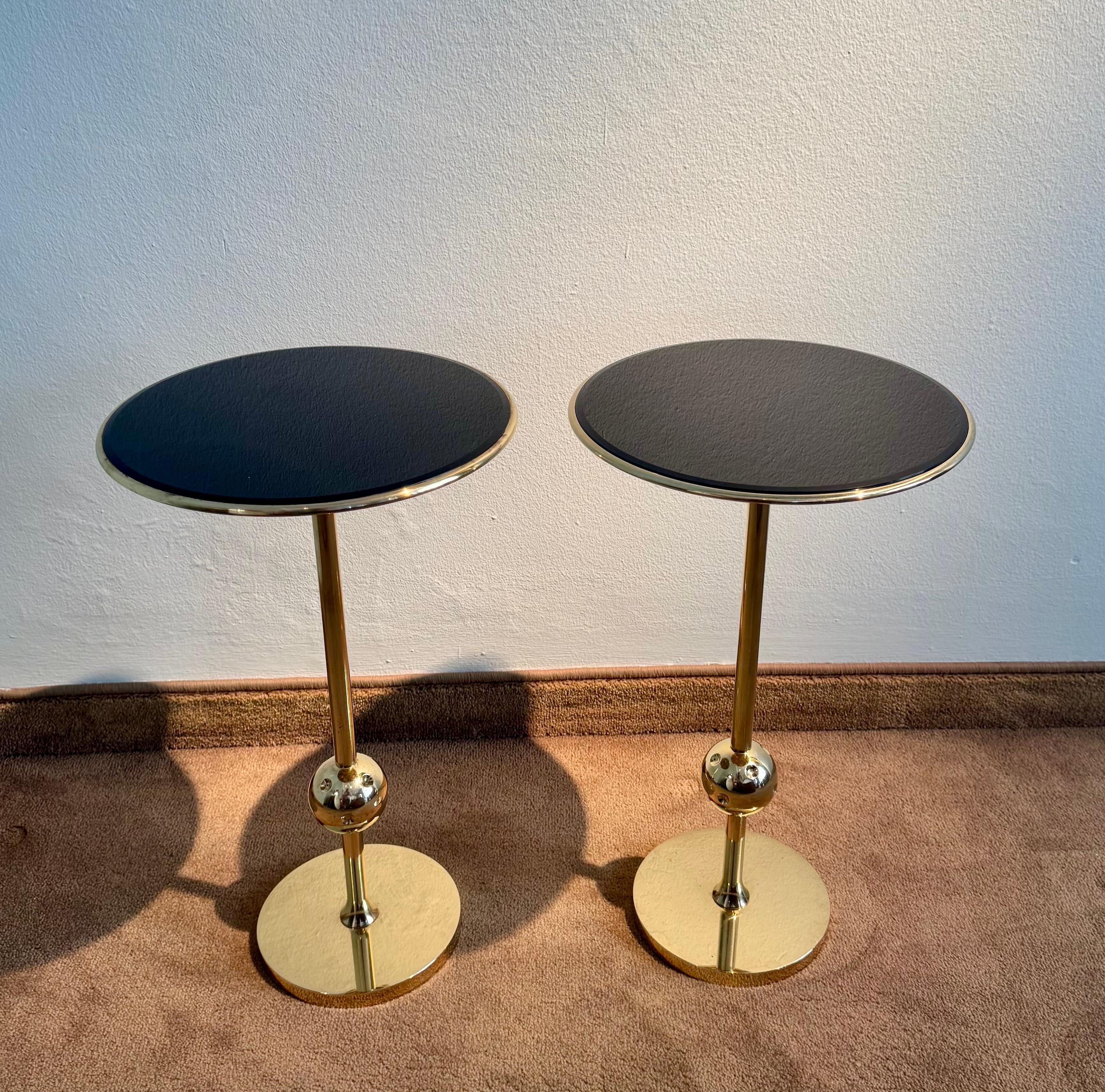Elegante e rara coppia di tavolini disegnati e realizzati nel 1949 da Osvaldo Borsani per Tecno.
Il modello T1 si distingue per il perfetto equilibrio tra linee minimaliste e dettagli scultorei.

Ogni tavolino presenta un piano circolare in vetro