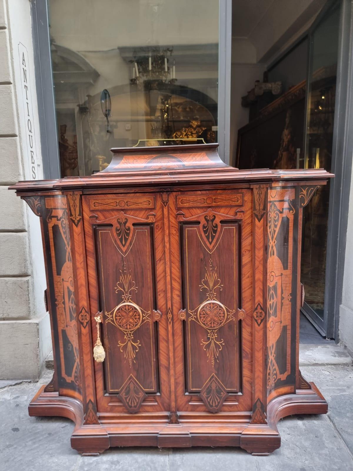 Very rare sideboard with riser, moved on the sides. The cabinet has a door on the front and is threaded and carved in rosewood and bois de rose. 

Extremely refined are the inlaid decorations throughout the cabinet, late 19th and early 20th