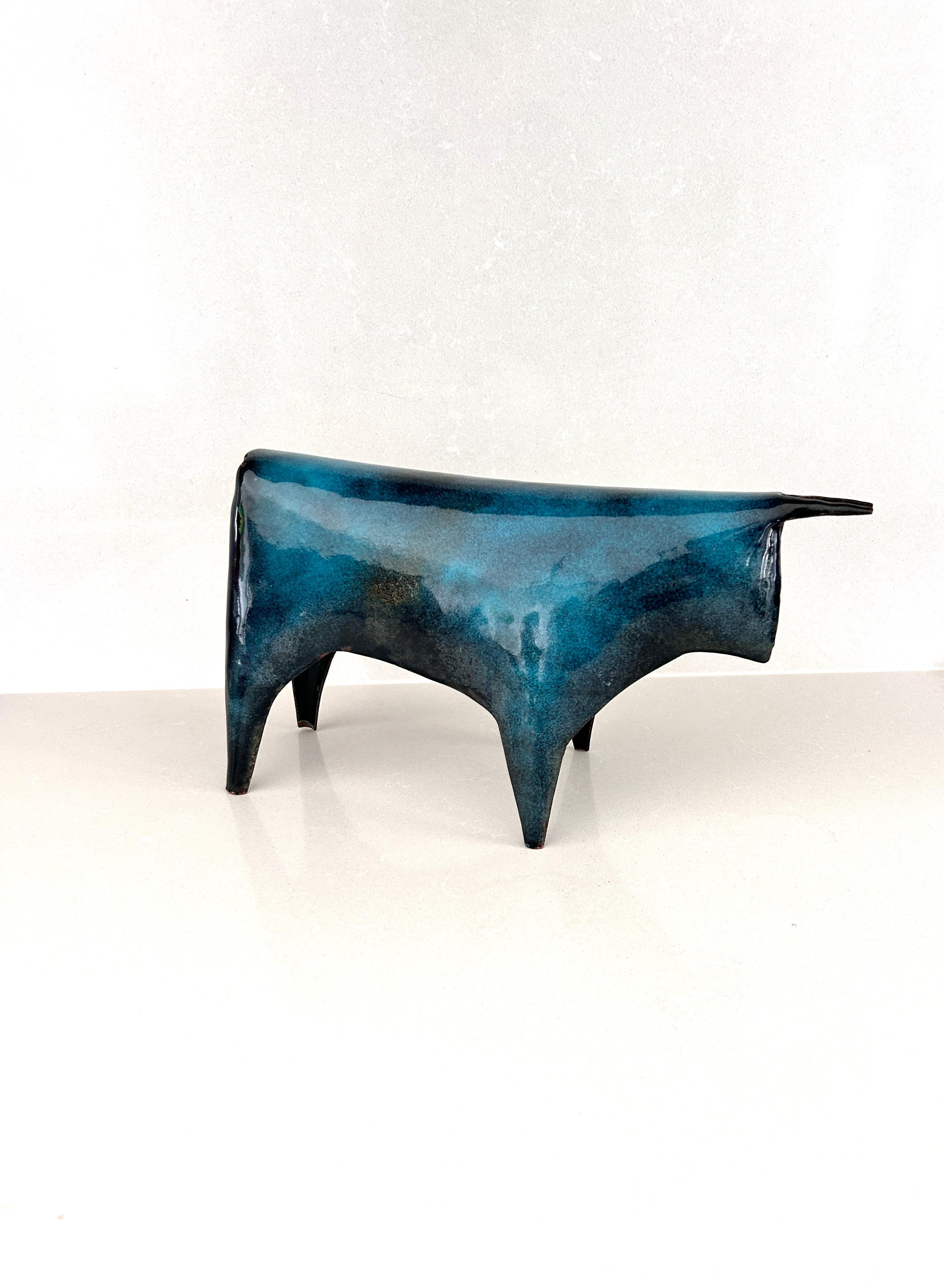 Sculpture rare et précieuse réalisée par Gio Ponti pour De Poli dans les années 1950
La sculpture, réalisée en cuivre émaillé dans des tons bleus, représente un taureau
C'est une invention, ces figures d'animaux - chats, poissons, chevaux - et même