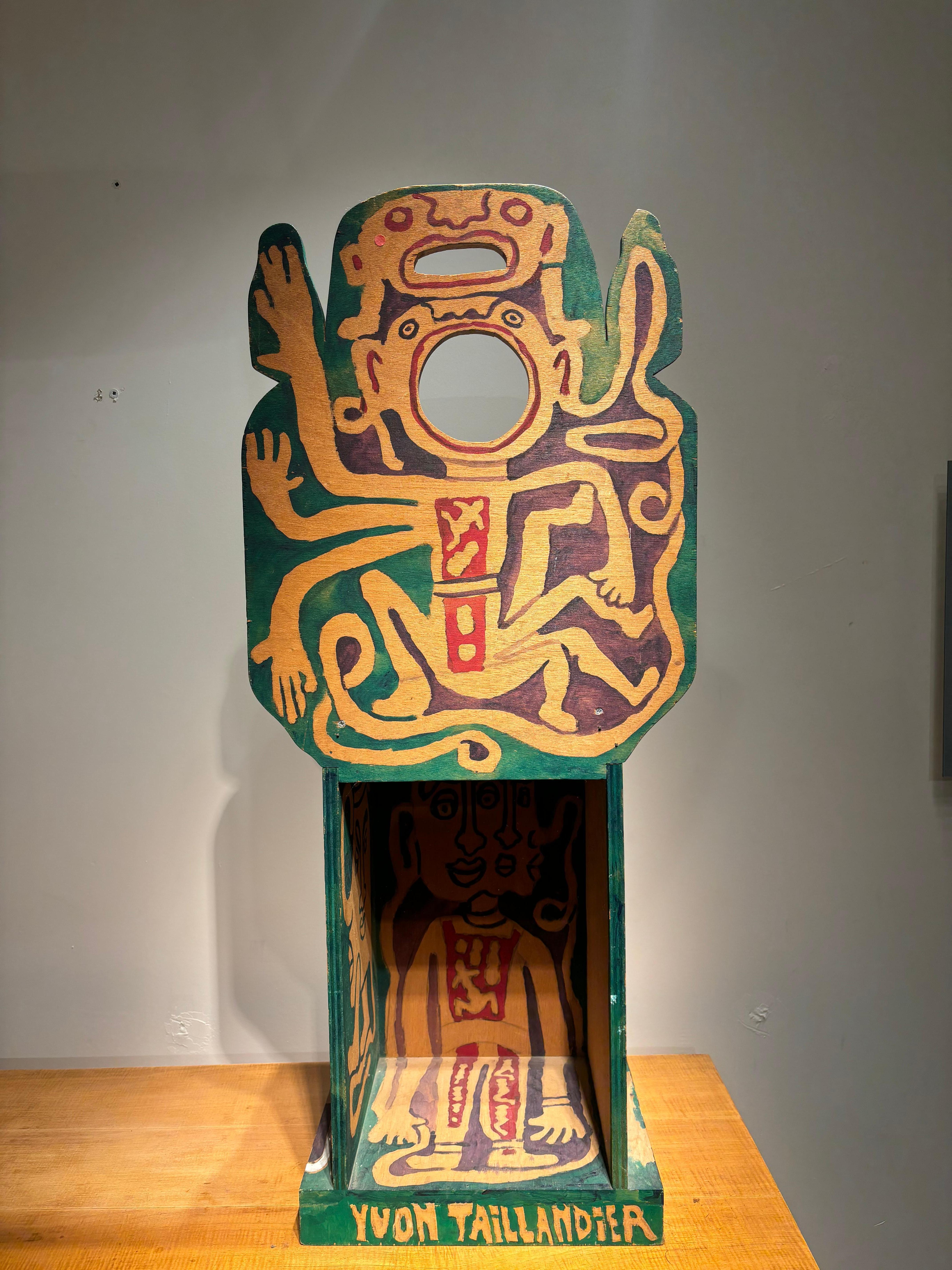 Bois Chaise sculptée par Yvon Taillandier en vente