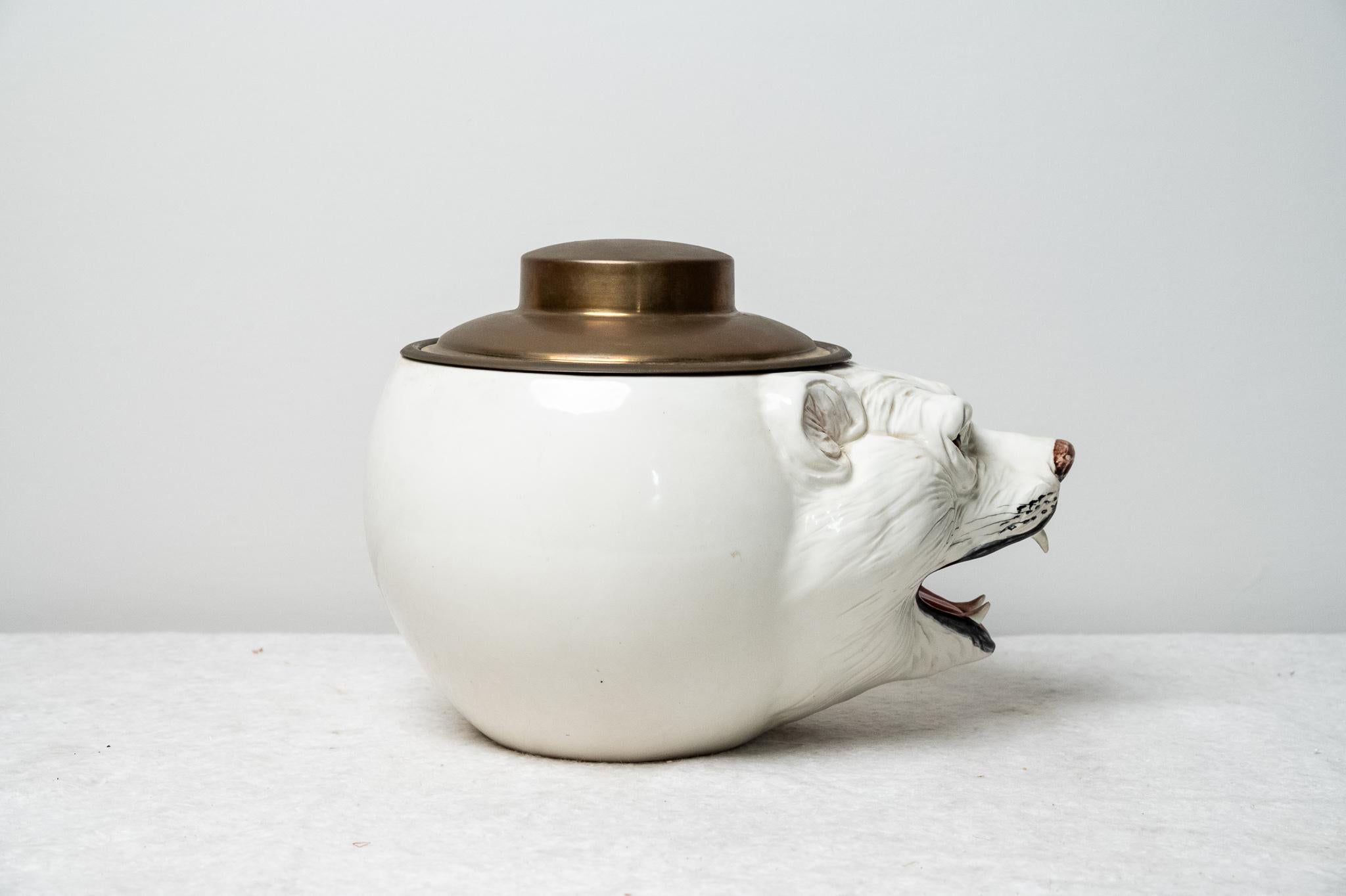 Très rare glacière en céramique émaillée blanche, fabriquée en Italie, années 1970. 
Une belle et grande machine à glaçons en céramique émaillée avec un bac à glaçons en plastique à l'intérieur et un couvercle en laiton. L'état est parfait. 
Le prix