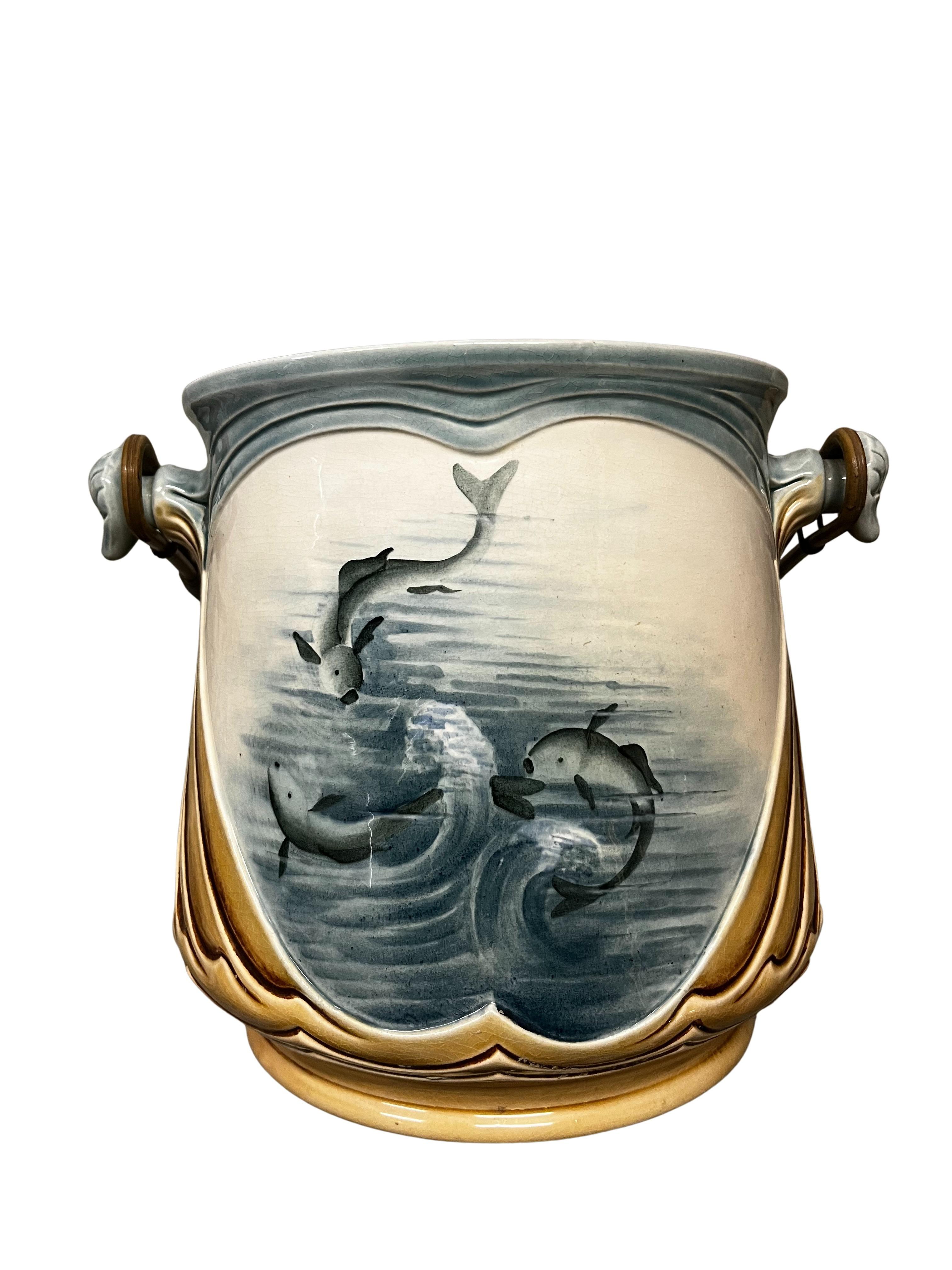 Un important objet en céramique de l'atelier de Znojmo, un pot à poisson pour les pêcheurs. Fabriqué à l'époque de l'Art nouveau, vers 1900. 

Le pot se compose de deux parties : une base et un bol avec un trou pour que le poisson puisse y entrer.