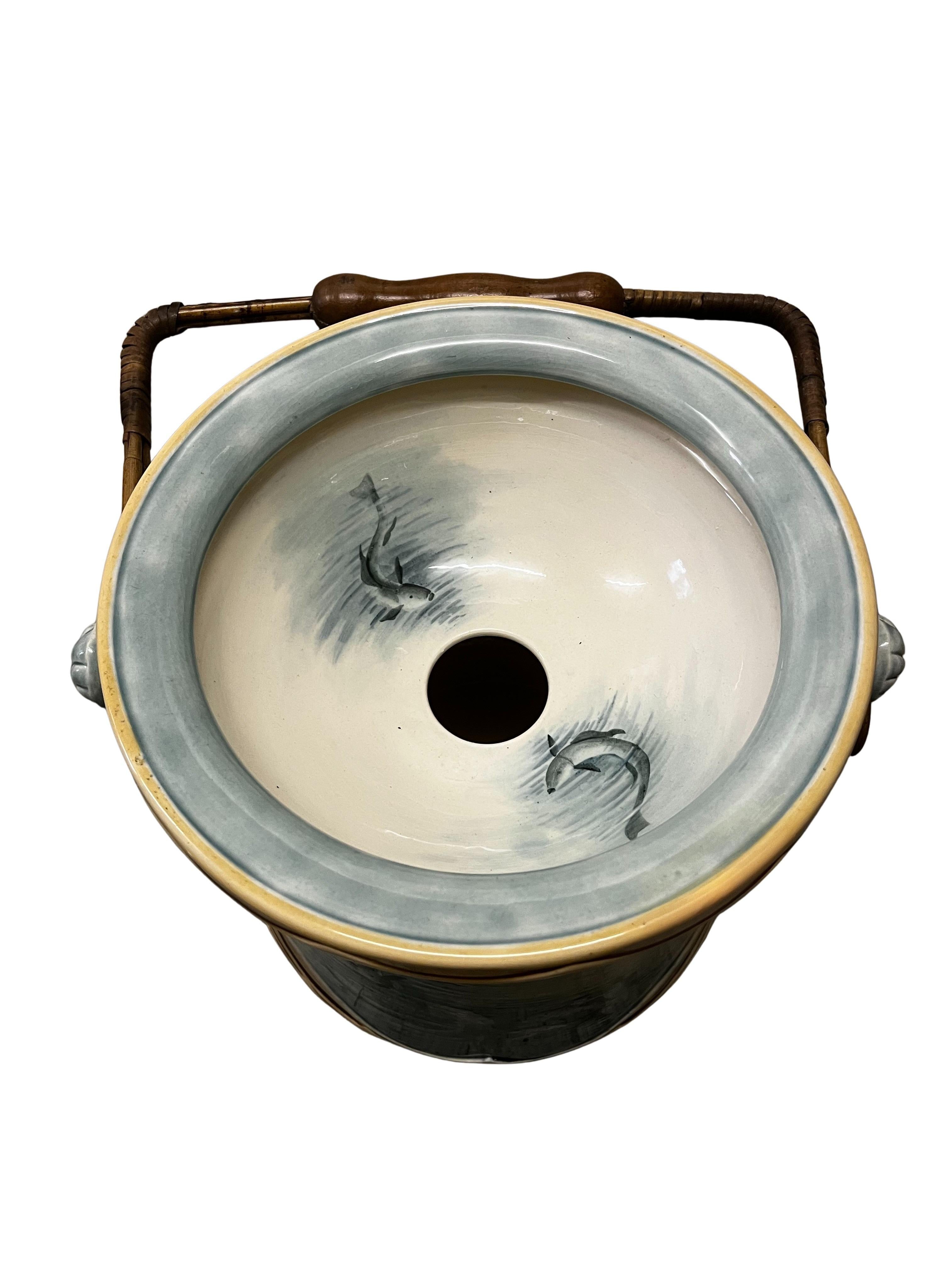Peint à la main Rareté : accessoires de pêche, seau à poisson, céramique, 1900, Znojmo Znaim, Rép. tchèque en vente