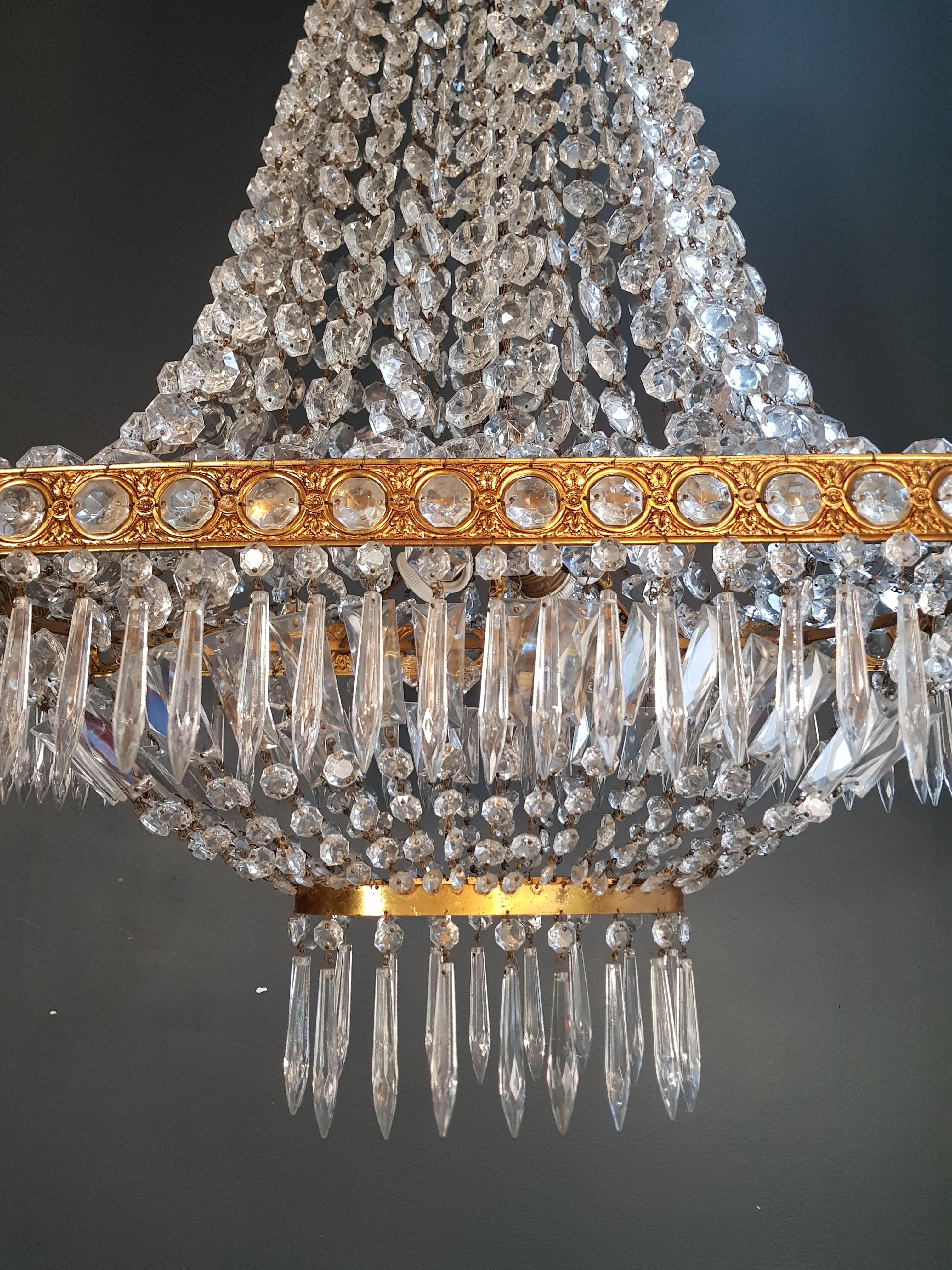 Original preserved chandelier. Cabling and sockets completely renewed. Crystal hand knotted
Measures: Total height: 120 cm, height without chain: 88 cm, diameter 60 x 30 cm, weight (approximately) 10kg.

Number of lights: 4-light bulb sockets: