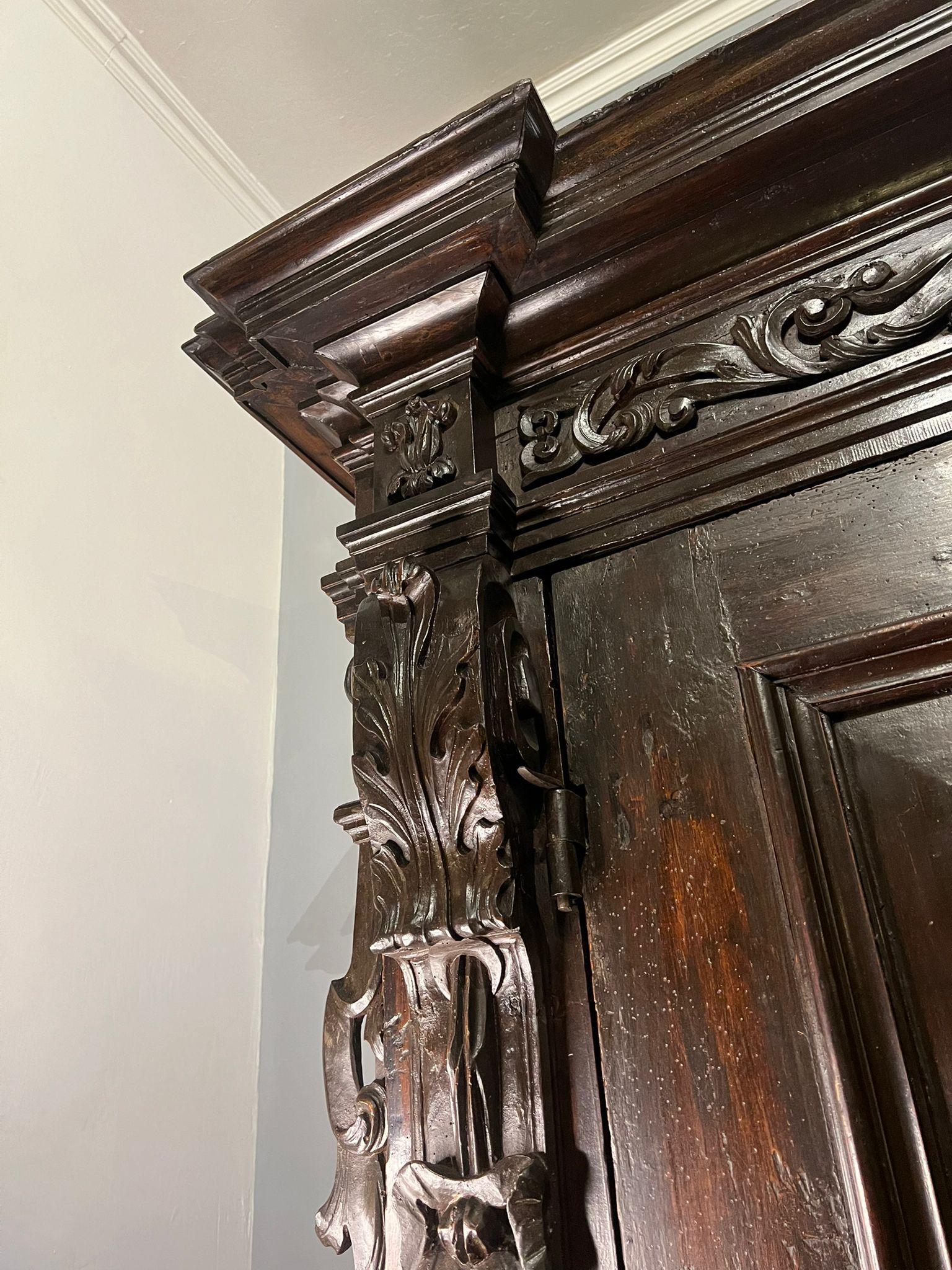 Raro armadio - stipo in legno di noce XVII secolo en vente 3