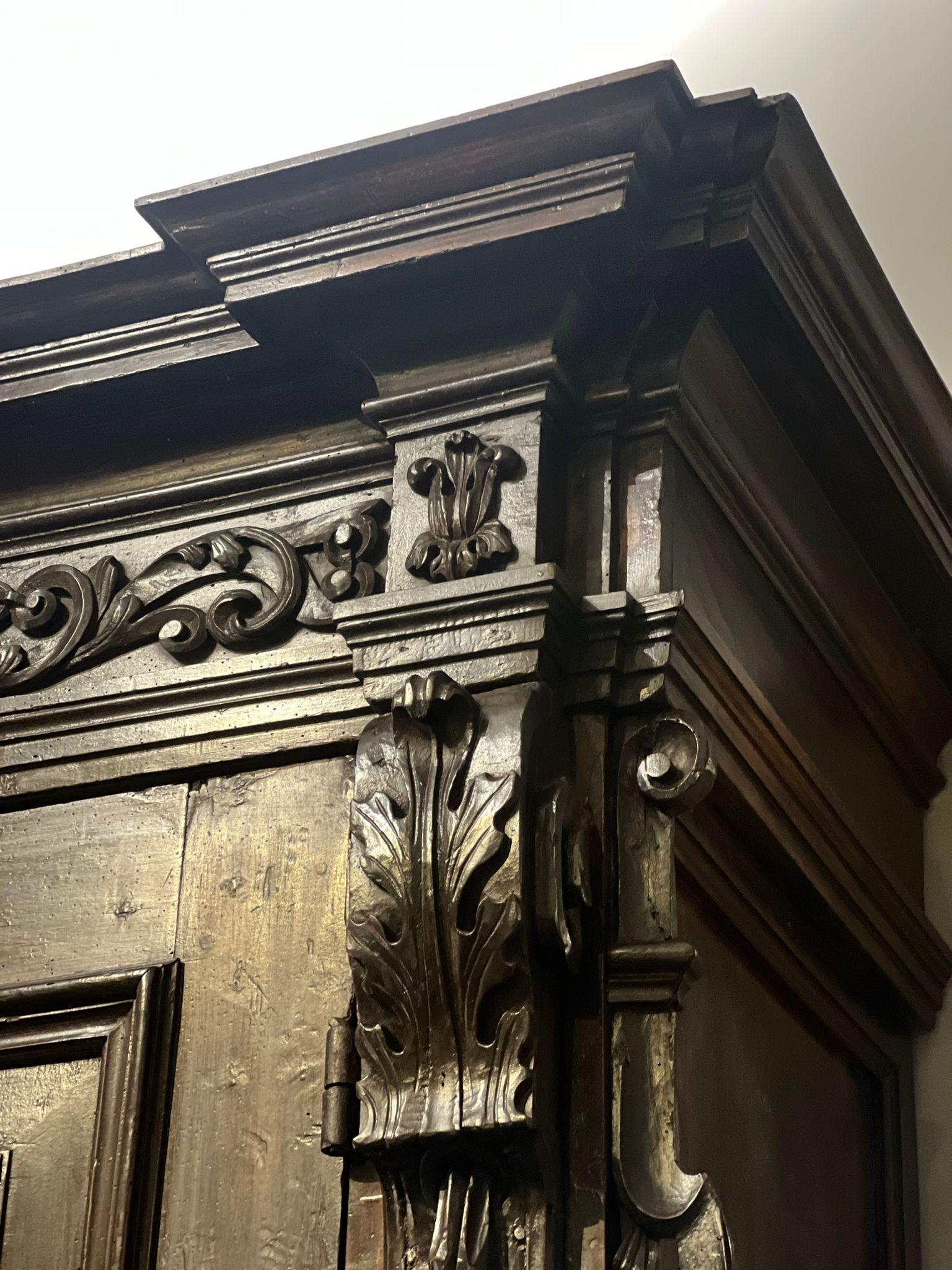 Raro armadio - stipo in legno di noce XVII secolo en vente 6