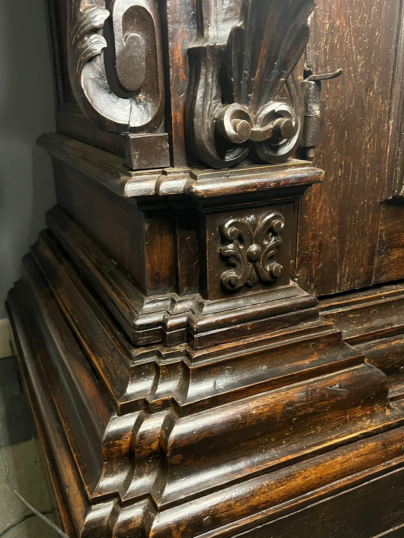 Raro armadio - stipo in legno di noce XVII secolo Bon état - En vente à Firenze, IT