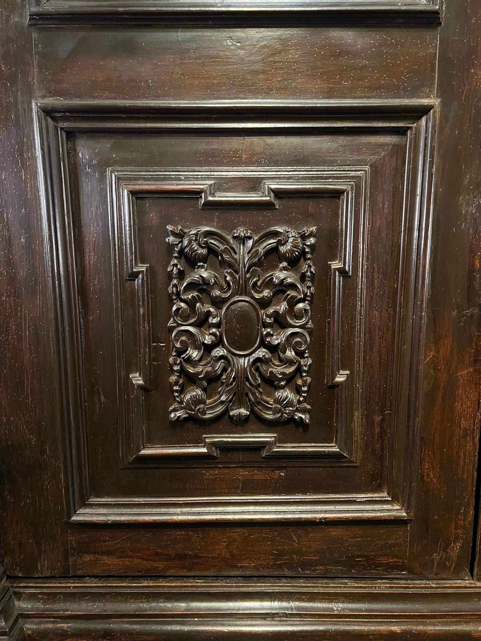 Carved Raro armadio - stipo in legno di noce XVII secolo For Sale