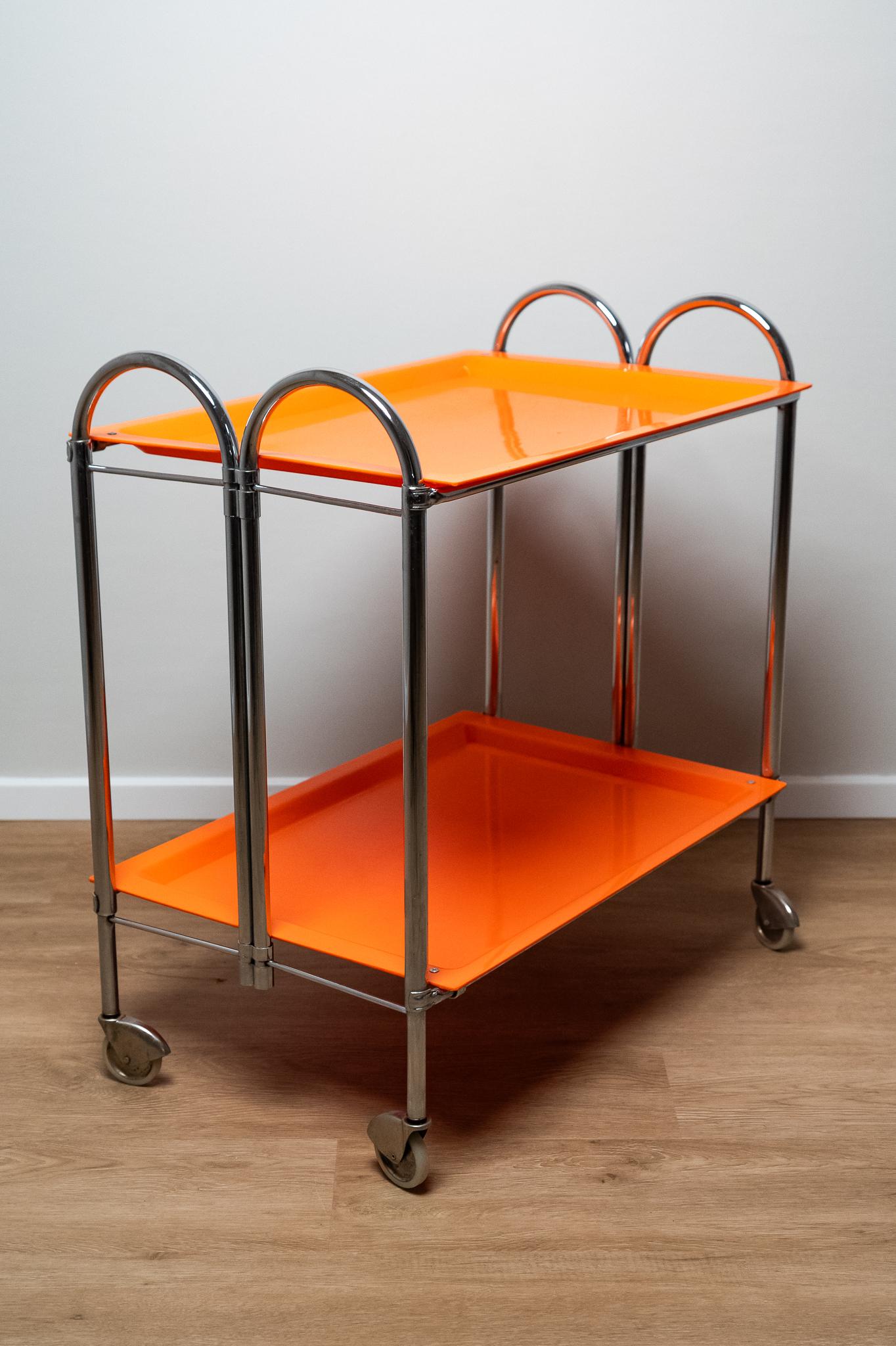 Rare chariot de bar ou de cuisine en plastique et métal chromé, fabriqué en Italie, années 1970. 
Chariot de bar ou de restauration pliable en plastique stratifié orange / métal chromé. 
Tout est ORIGINAL et conserve la patine du temps. 
Il peut