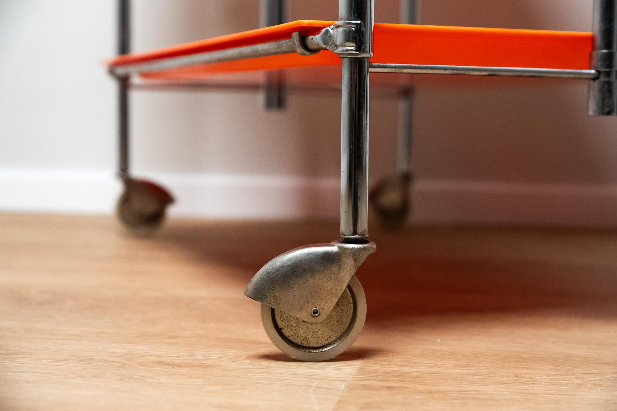 Rare Chariot de bar ou de cuisine en plastique et métal chromé, années 1970 en vente 2