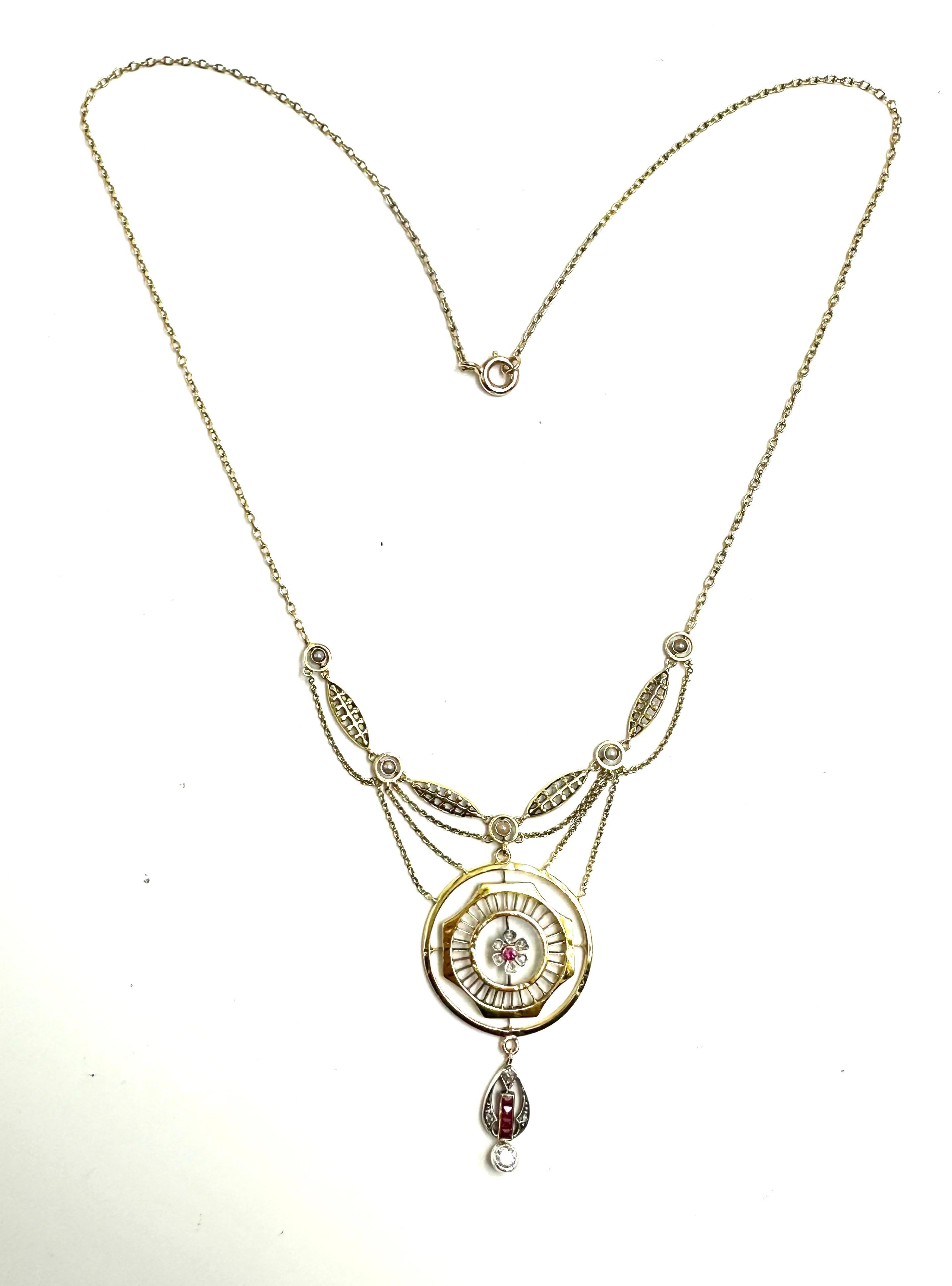 Raro e delicatissimo collier con pendente rotondo di produzione tardo ottocentesca, area Impero Austroungarico.
Fulgido esempio di gioielleria 