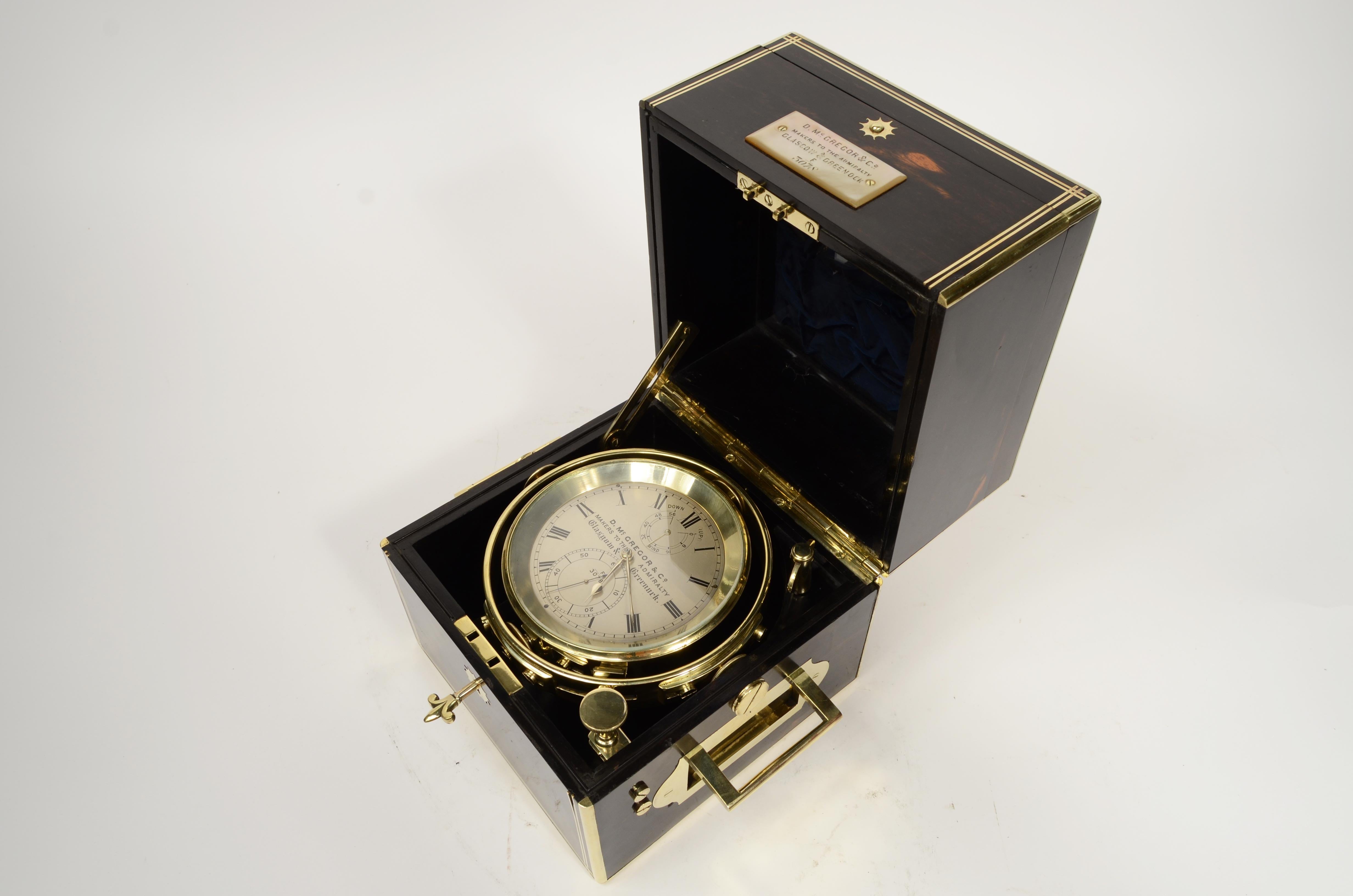Raro cronometro di bordo firmato D. Mc GREGOR & C Makers To The Admiralty Glasgow &, Greenock F 3078 alloggiato in una bellissima cassa di palissandro con filettature in ottone, della seconda metà del XIX secolo, carica di 56 ore.

Elegante custodia
