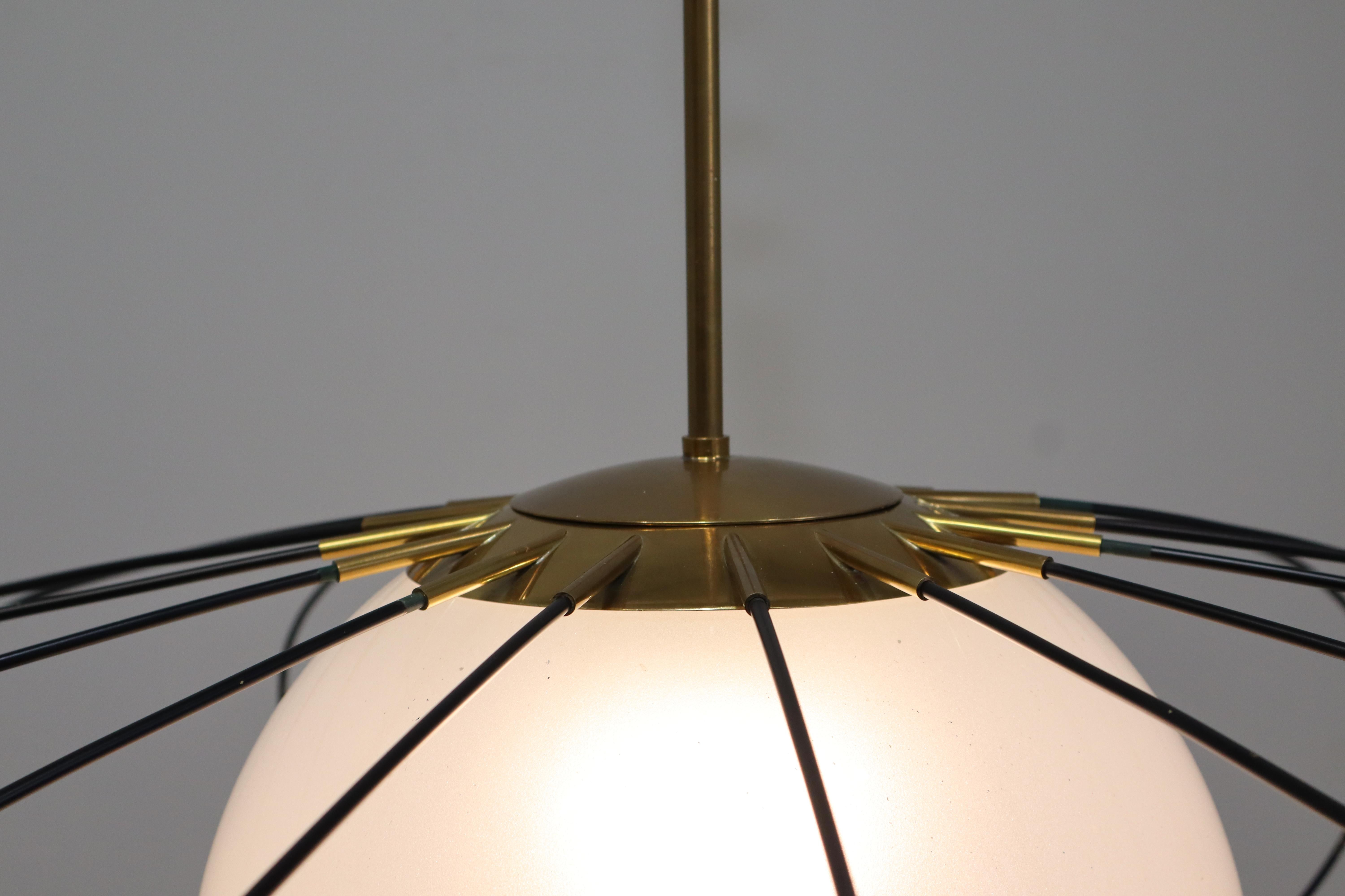  lampadario a sospensione anni cinquanta di Angelo Lelii e prodotto per Arredoluce in ottone, vetro e alluminio . 
La particularidad de esta lámpara radica en su estructura, que hace que sobresalga el punto luminoso central, produciendo un juego de