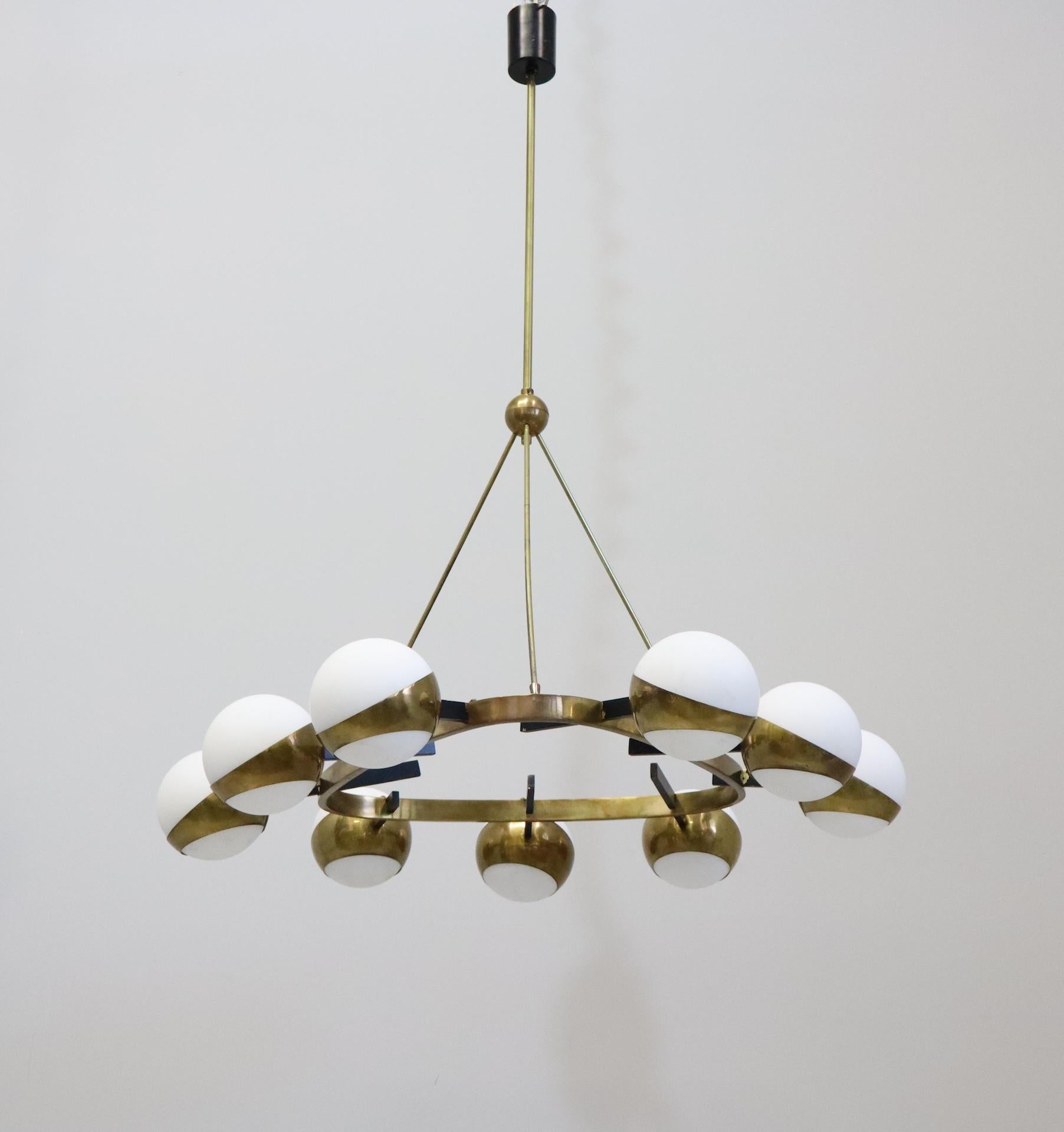 Raro  Lampe Stilnovo Triangolare en ottone a nove Luci, Italia, anni '50 en vente 9
