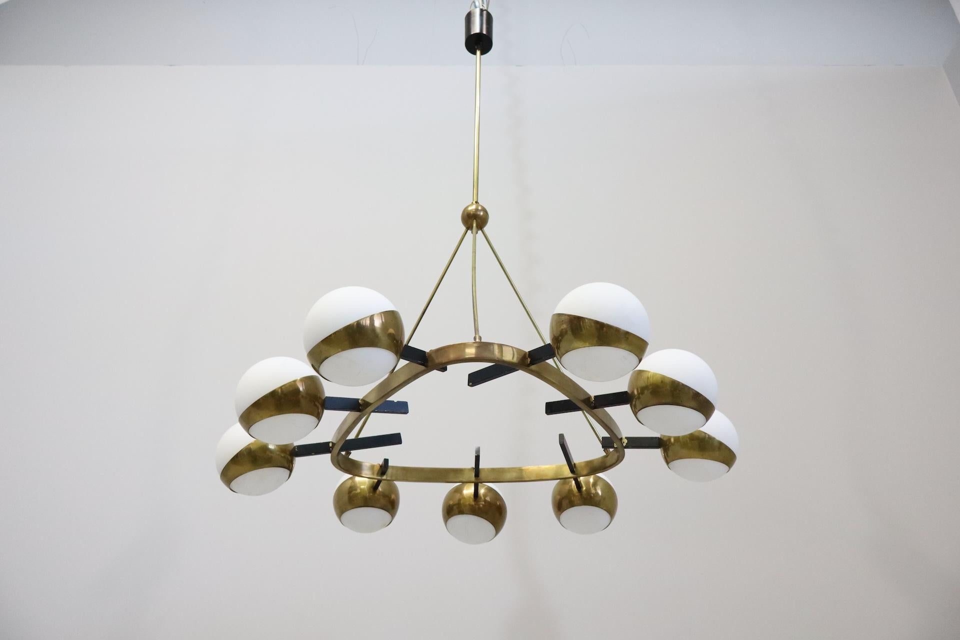 Raro  Lampadario Stilnovo Triangolare in ottone a nove Luci, Italia, anni '50 11