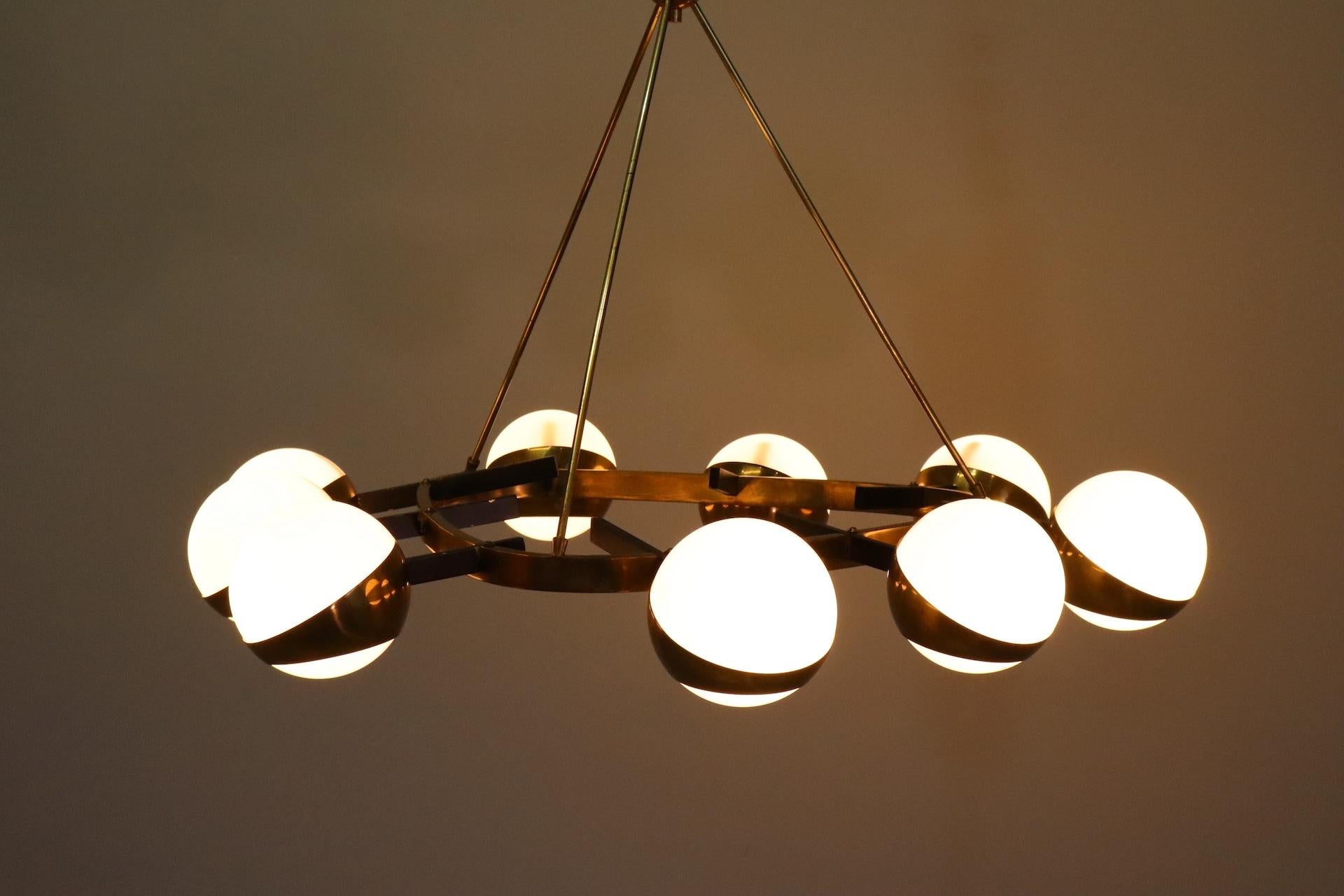 Raro  Lampadario Stilnovo Triangolare in ottone a nove Luci, Italia, anni '50 In Excellent Condition In Rovereta, Repubblica di San Marino