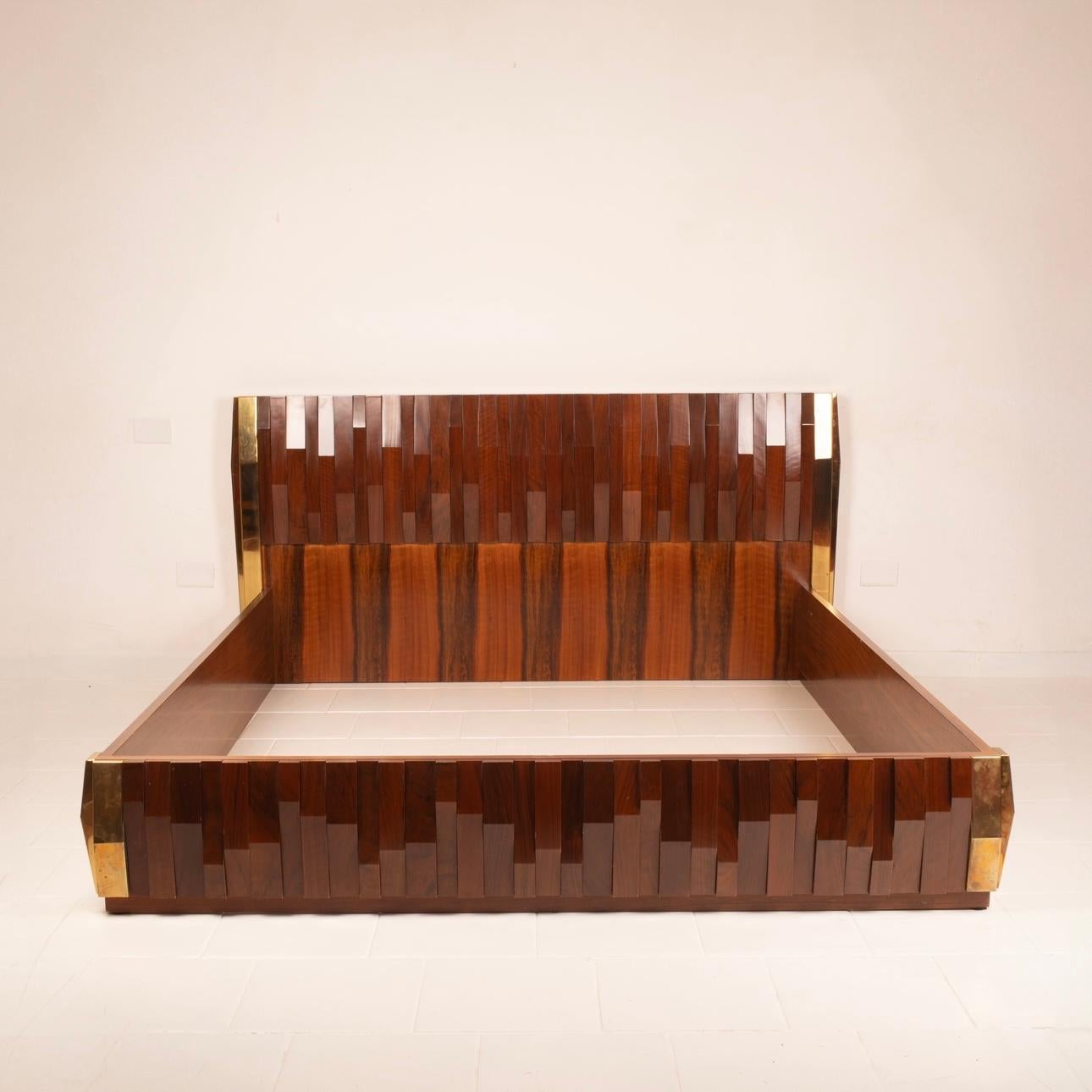 Extraordinary and very rare Brutalist bed belonging to the Barium series designed by sculptor Luciano Frigerio and produced by the eponymous Frigerio company of Desio in the late 1960s.
This magnificent bed is made of solid walnut elements