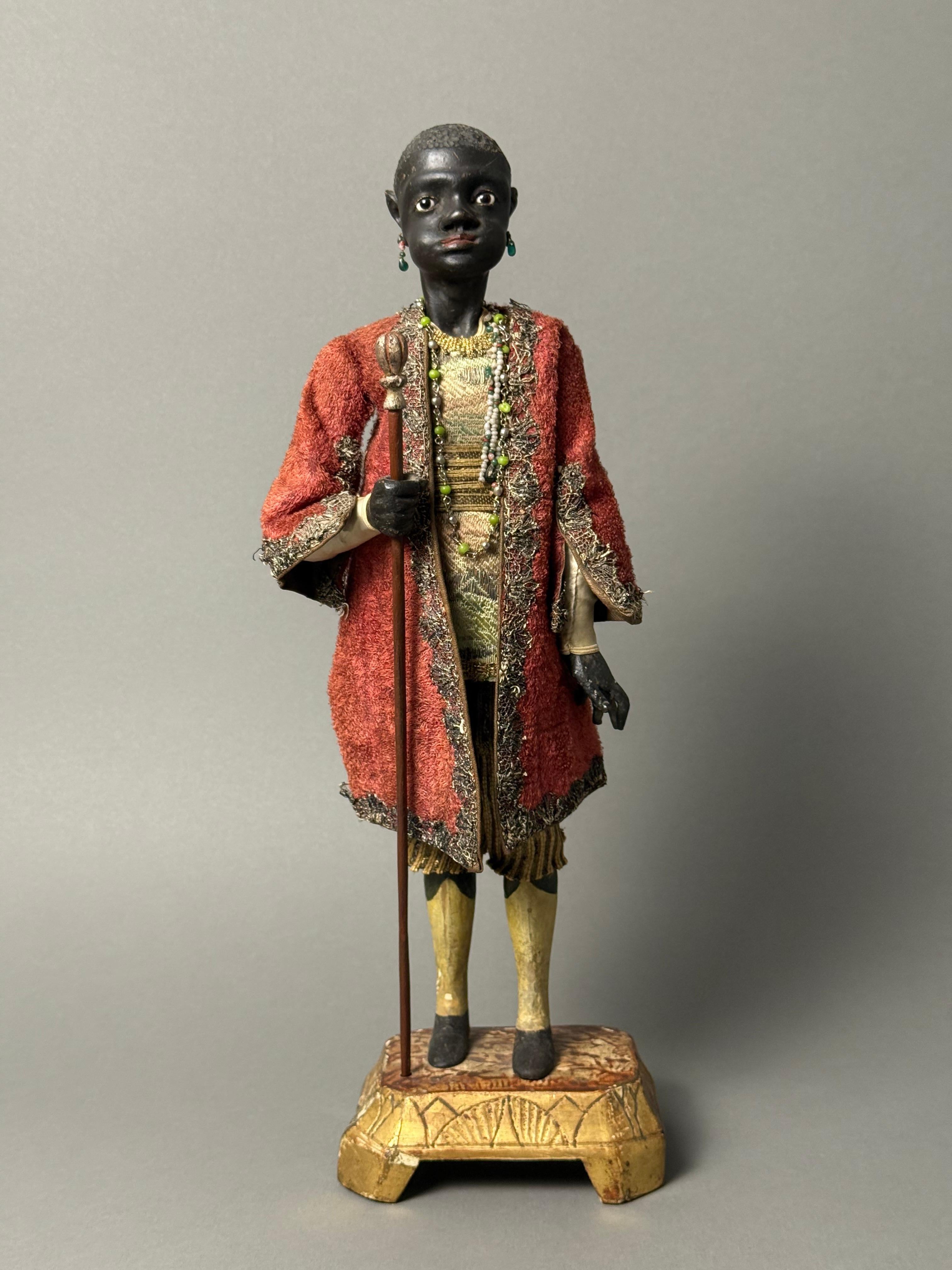 Raro manichino snodabile raffigurante maggiordomo moro veneziano del XVIII secolo in legno e occhi di vetro. Die Innenseite ist mit riccamente dekoriert, ein roter Mantel mit silbernen Verzierungen, ein roter Teppich mit einem ricamato dorato