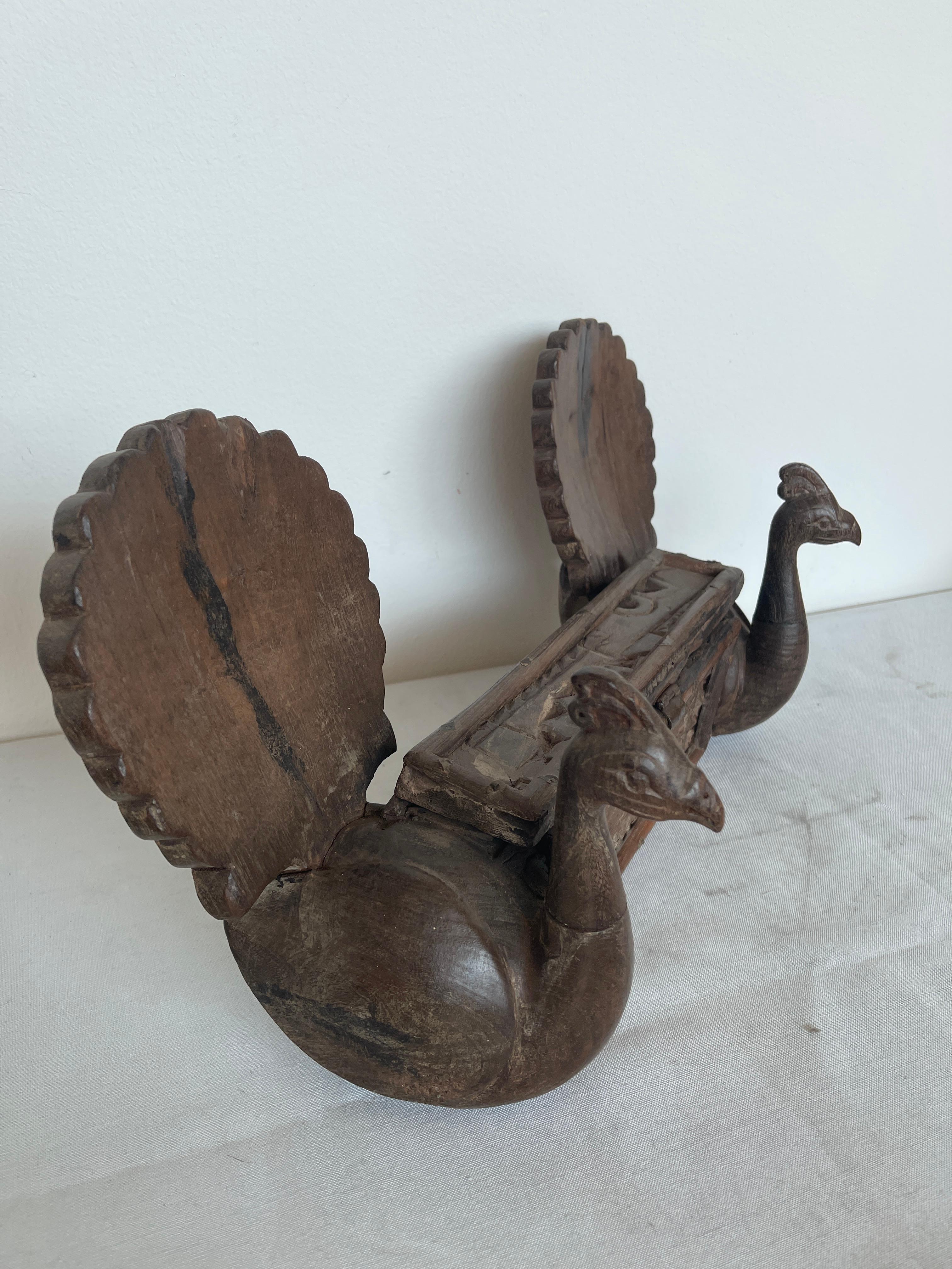 Seltenes kastenförmiges Objekt mit antiker Pfauenfigur aus Holz 19 im Angebot 4