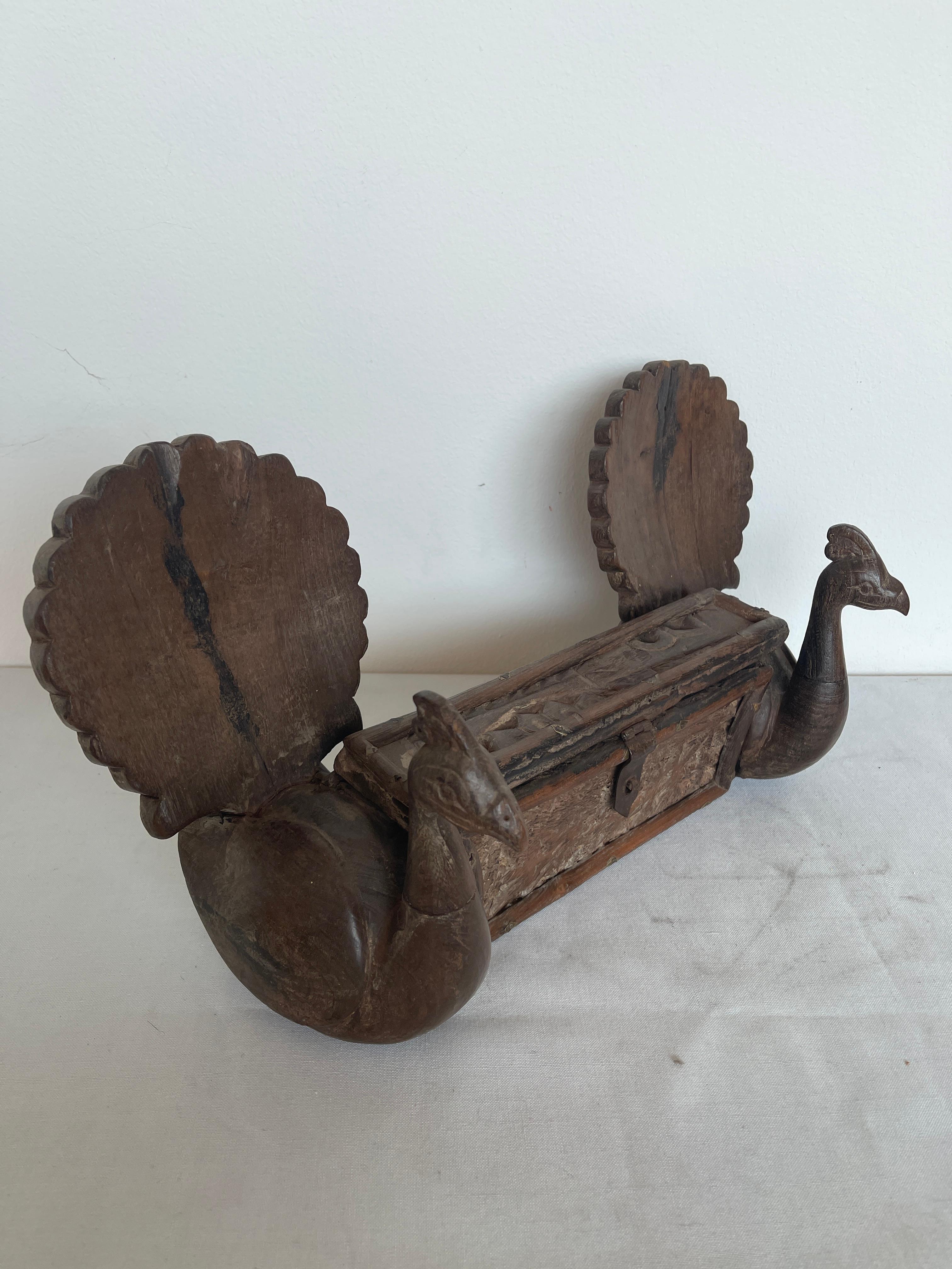Seltenes kastenförmiges Objekt mit antiker Pfauenfigur aus Holz 19 im Angebot 5
