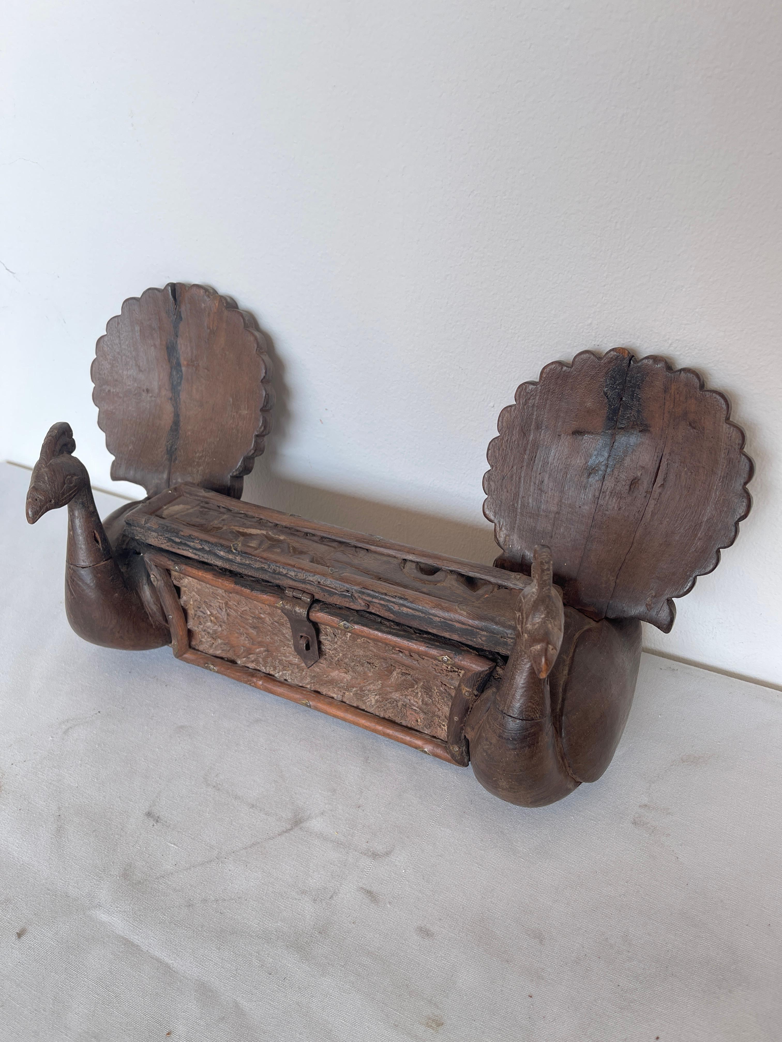 Seltenes kastenförmiges Objekt mit antiker Pfauenfigur aus Holz 19 im Angebot 6