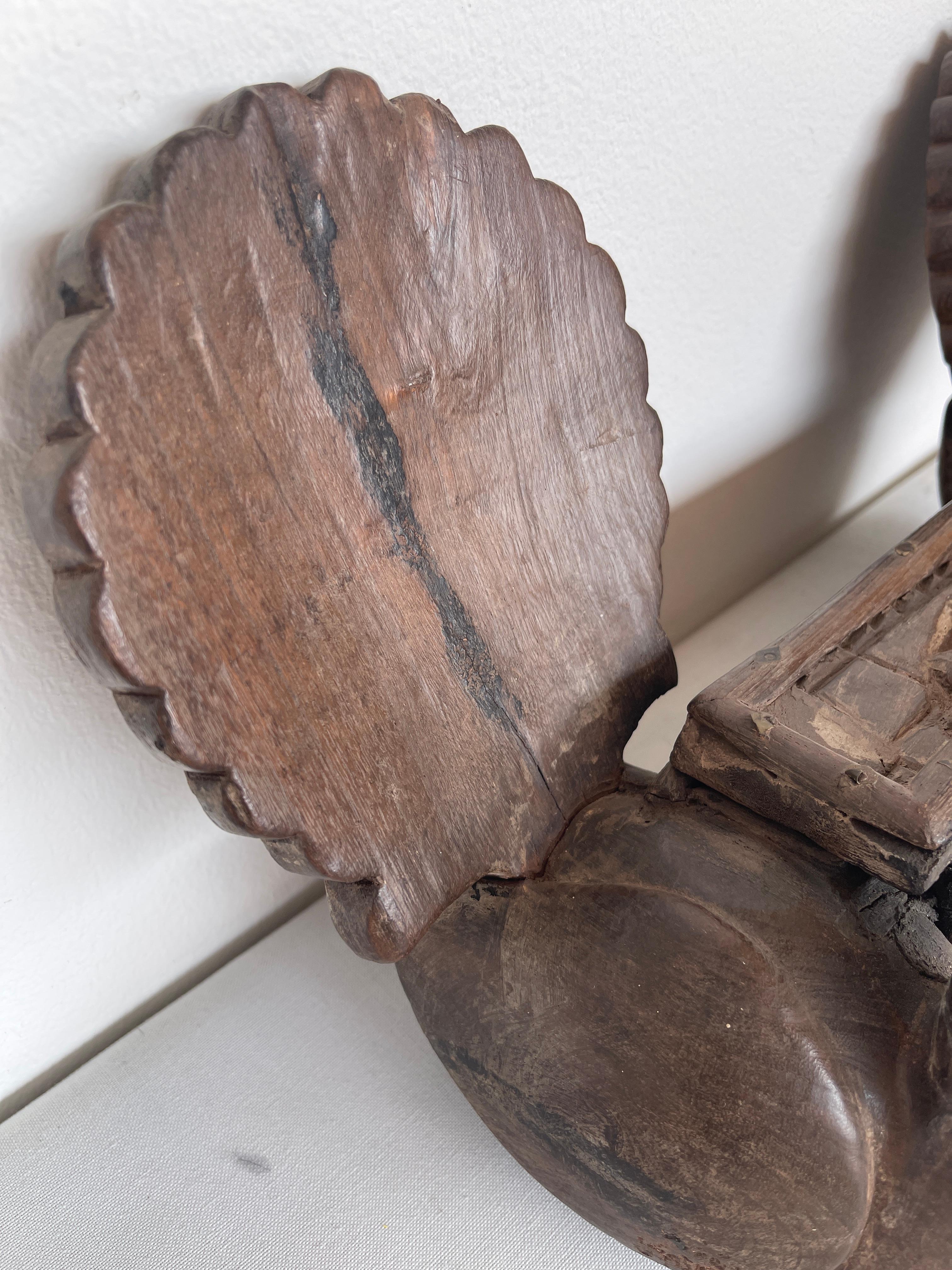 Seltenes kastenförmiges Objekt mit antiker Pfauenfigur aus Holz 19 im Angebot 7
