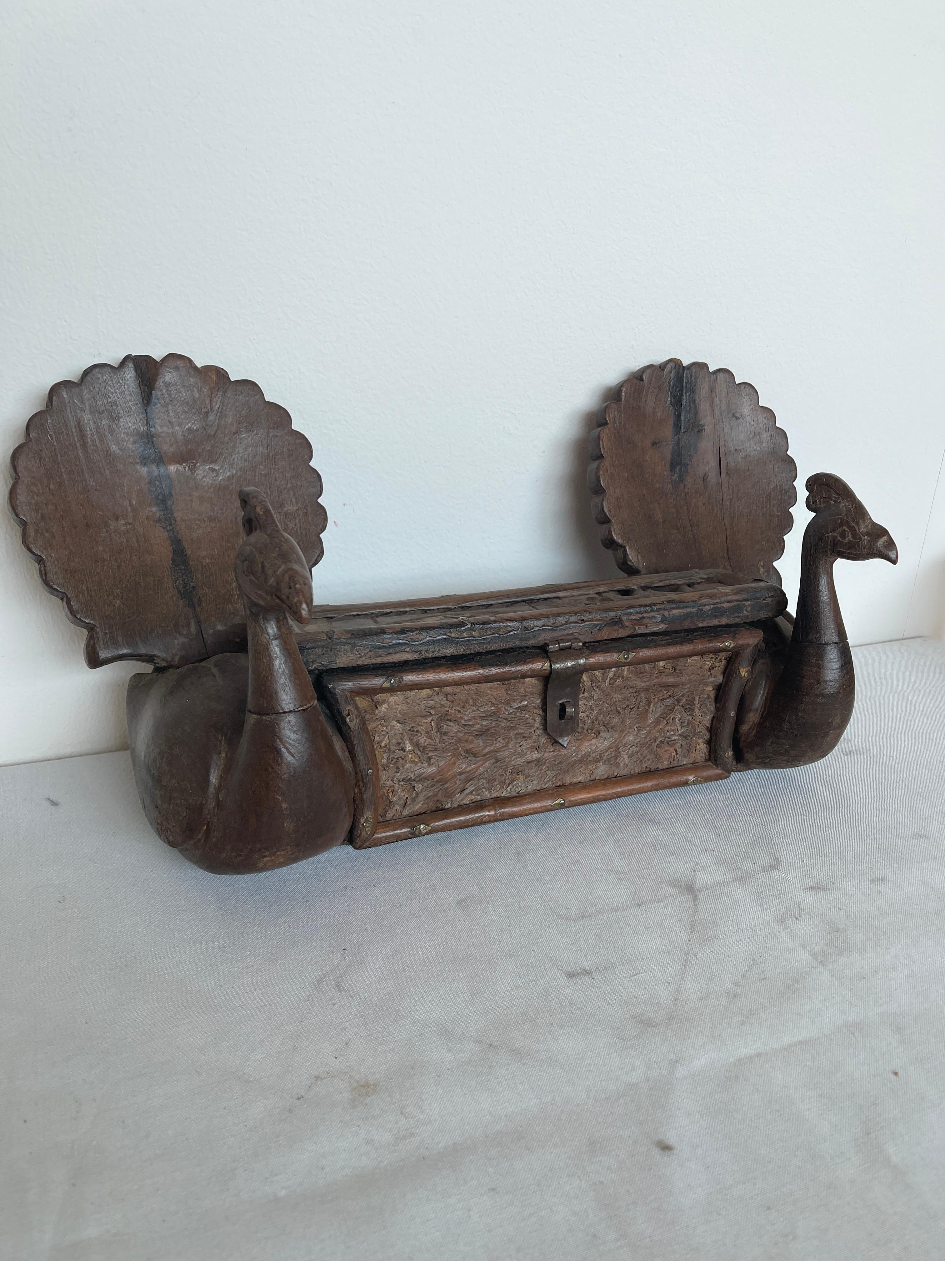 Seltenes kastenförmiges Objekt mit antiker Pfauenfigur aus Holz 19 im Angebot 8