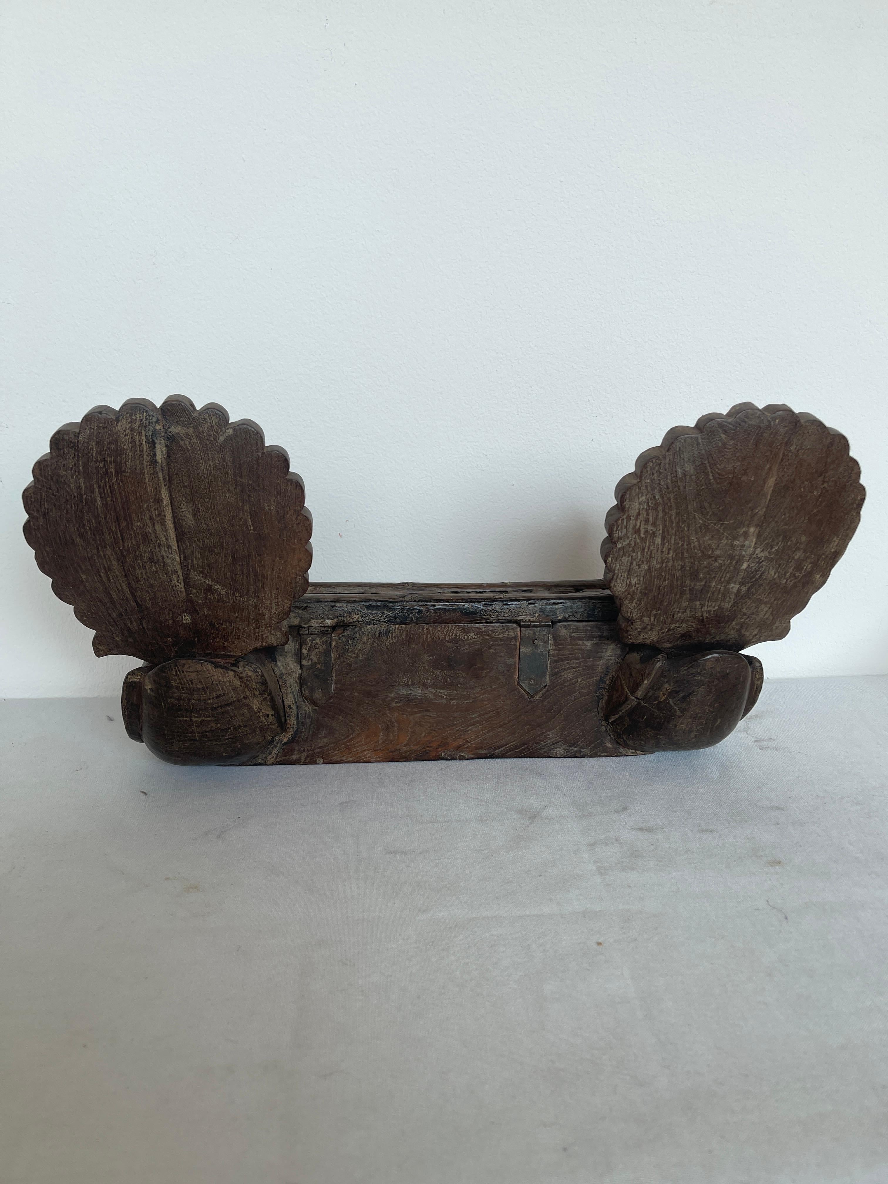 Seltenes kastenförmiges Objekt mit antiker Pfauenfigur aus Holz 19 im Angebot 9