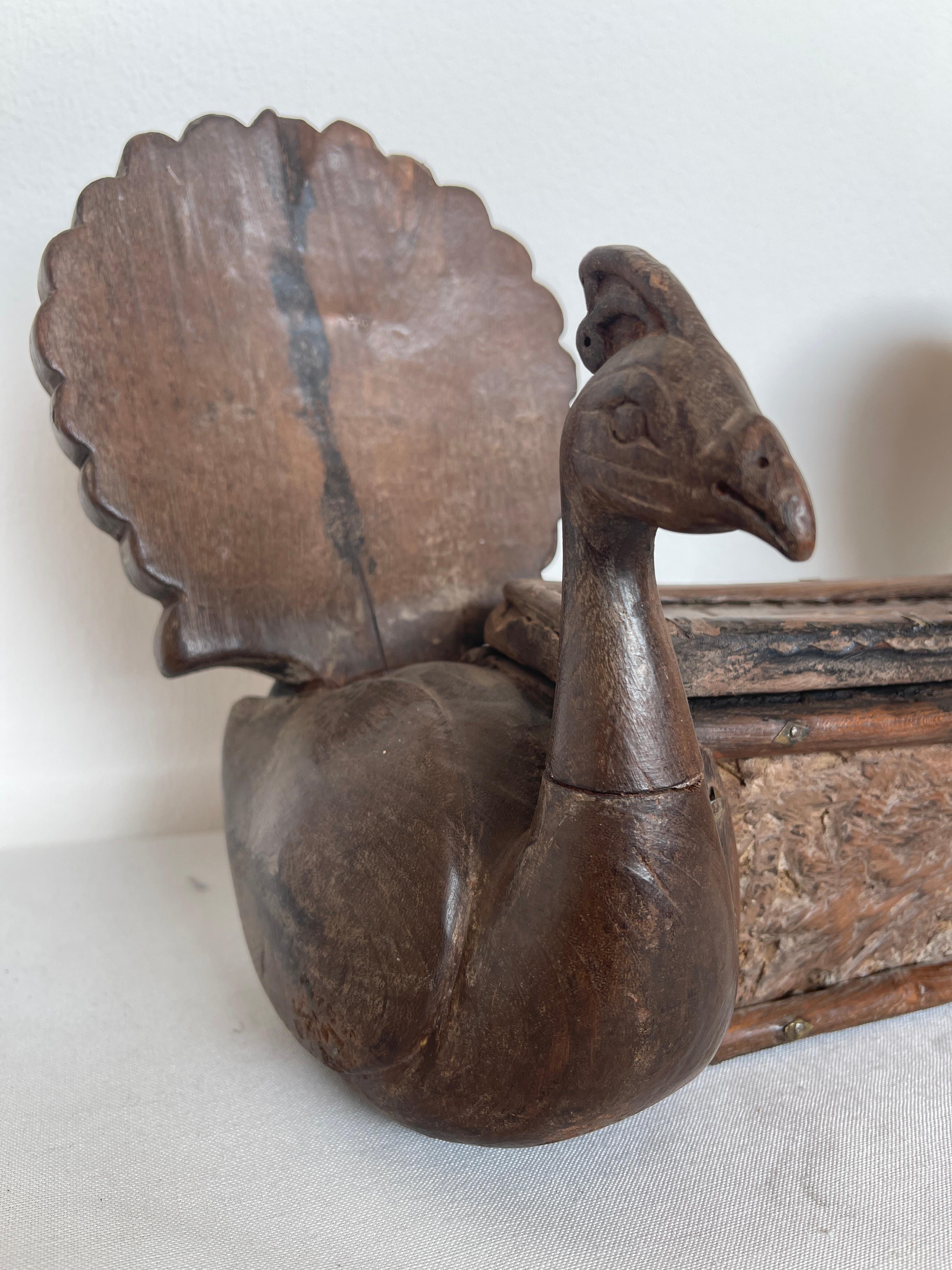 Seltenes kastenförmiges Objekt mit antiker Pfauenfigur aus Holz 19 (Sonstiges) im Angebot