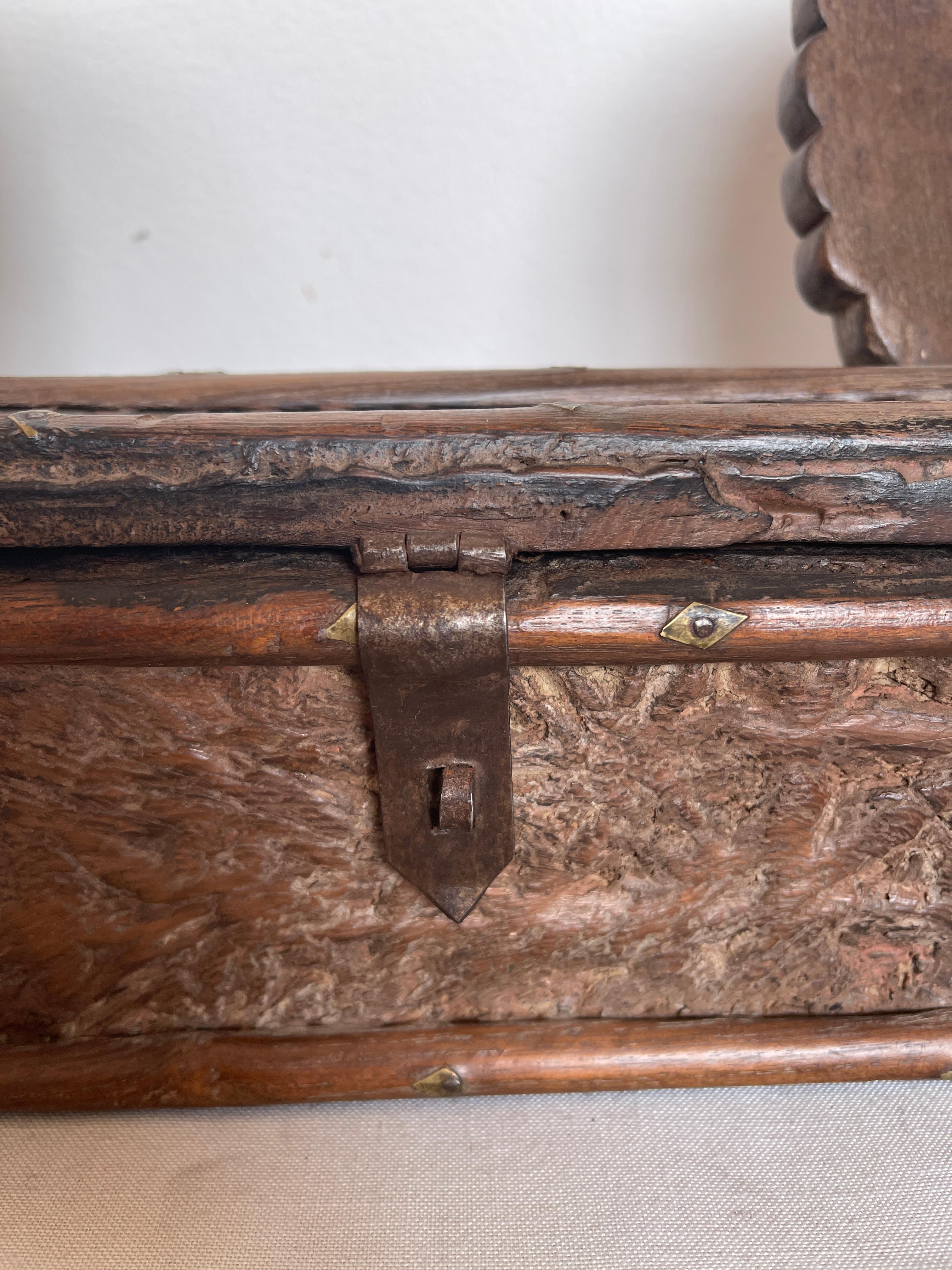Seltenes kastenförmiges Objekt mit antiker Pfauenfigur aus Holz 19 (Italian) im Angebot
