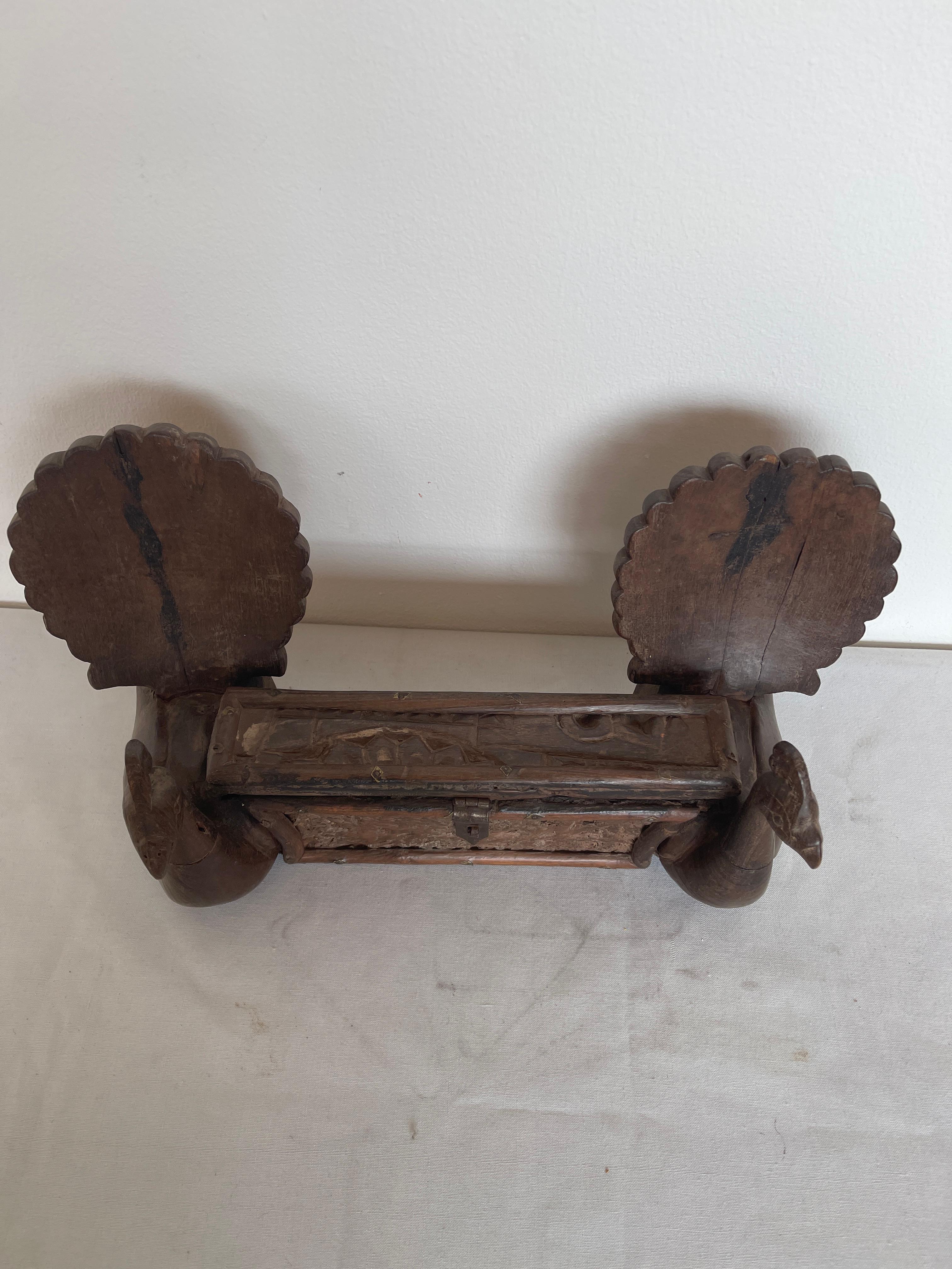 Seltenes kastenförmiges Objekt mit antiker Pfauenfigur aus Holz 19 (Handgefertigt) im Angebot