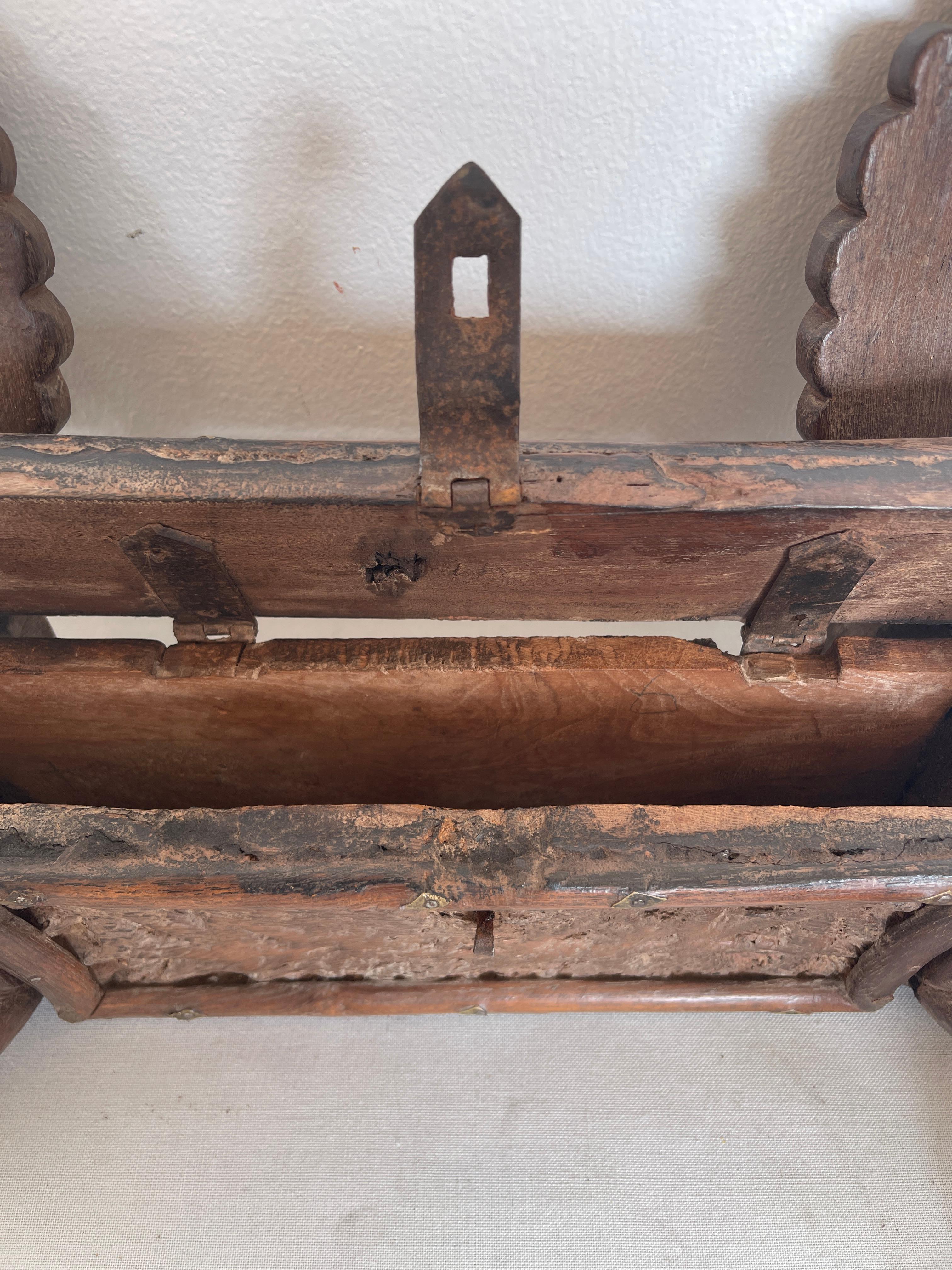 Seltenes kastenförmiges Objekt mit antiker Pfauenfigur aus Holz 19 (Mid-19th Century) im Angebot
