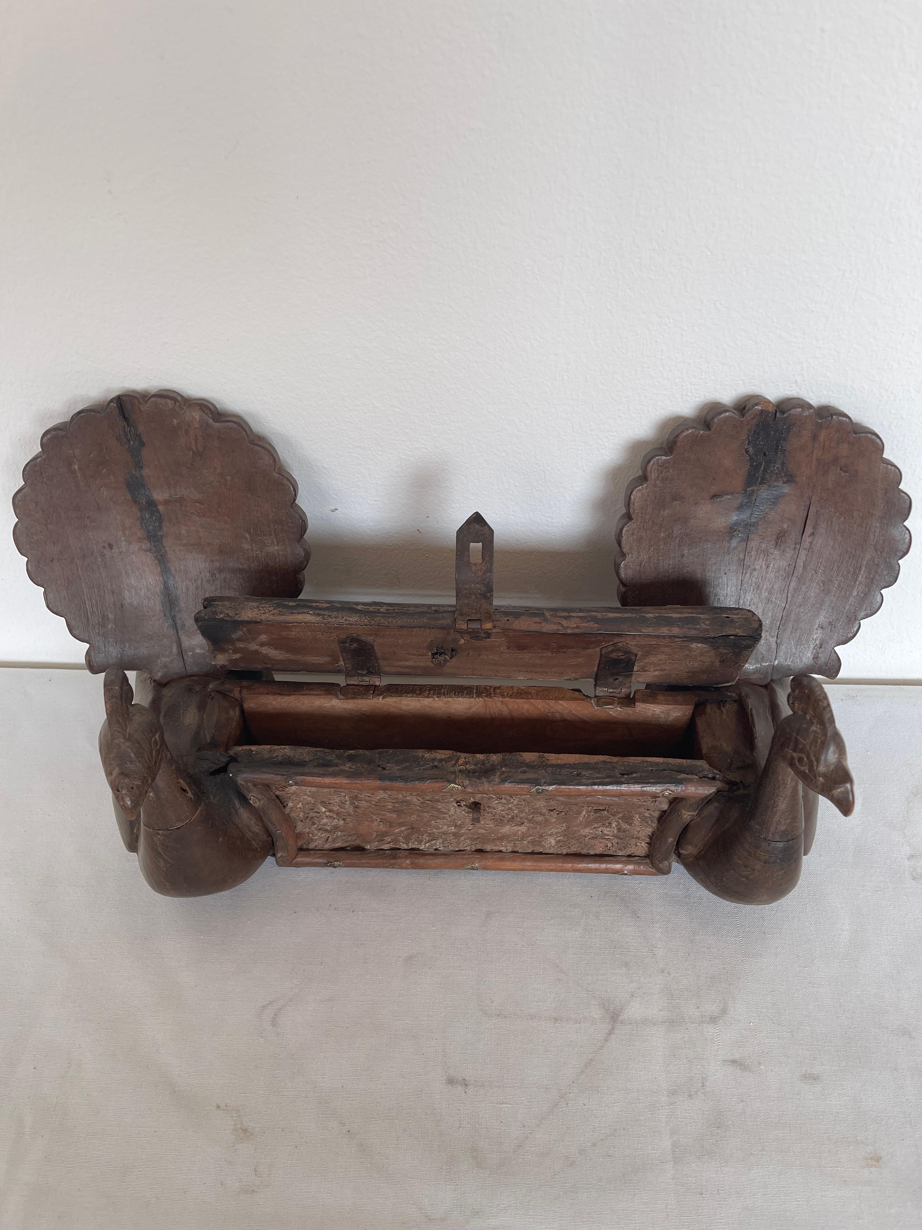 Seltenes kastenförmiges Objekt mit antiker Pfauenfigur aus Holz 19 im Angebot 1
