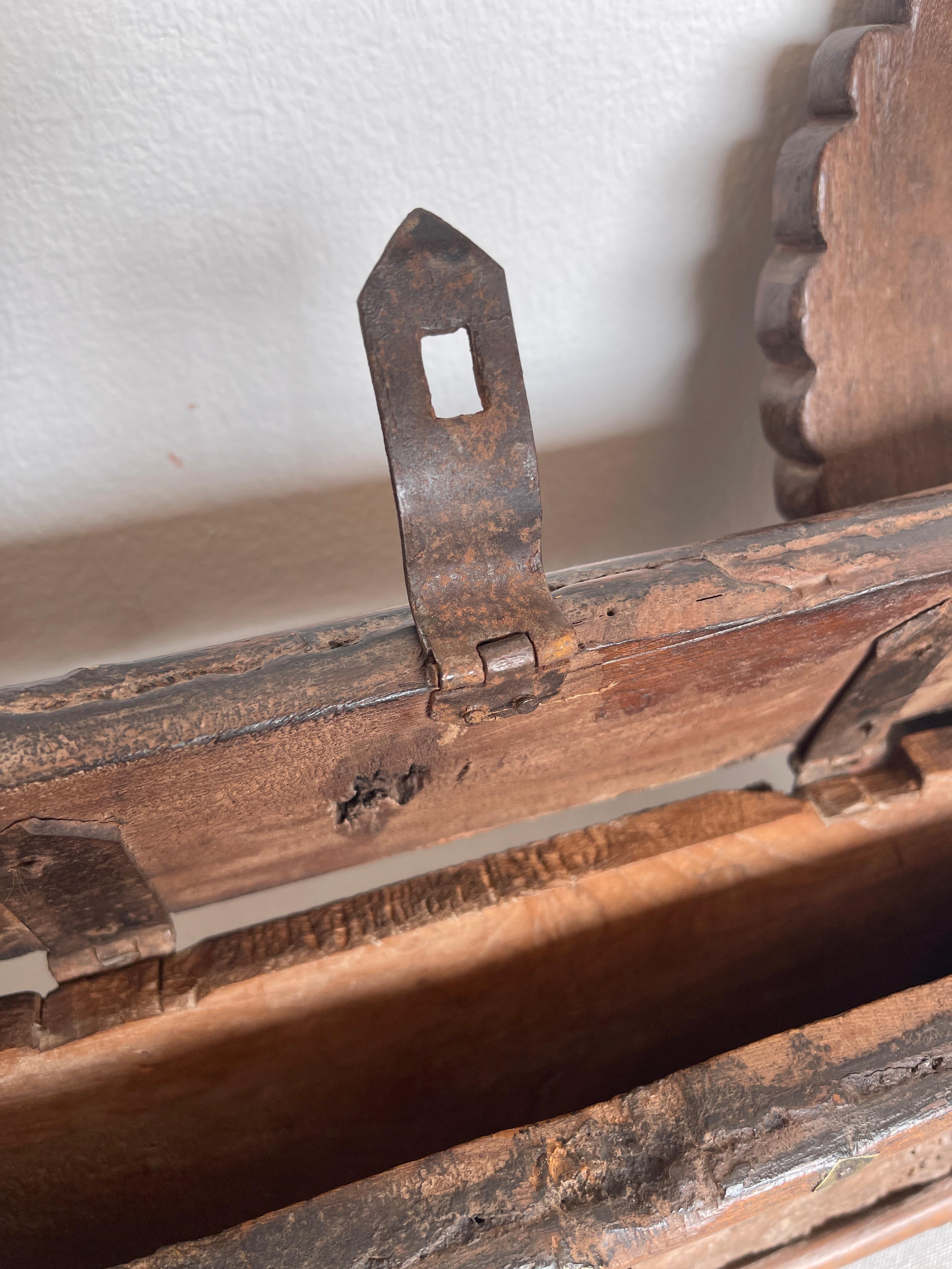 Seltenes kastenförmiges Objekt mit antiker Pfauenfigur aus Holz 19 im Angebot 2