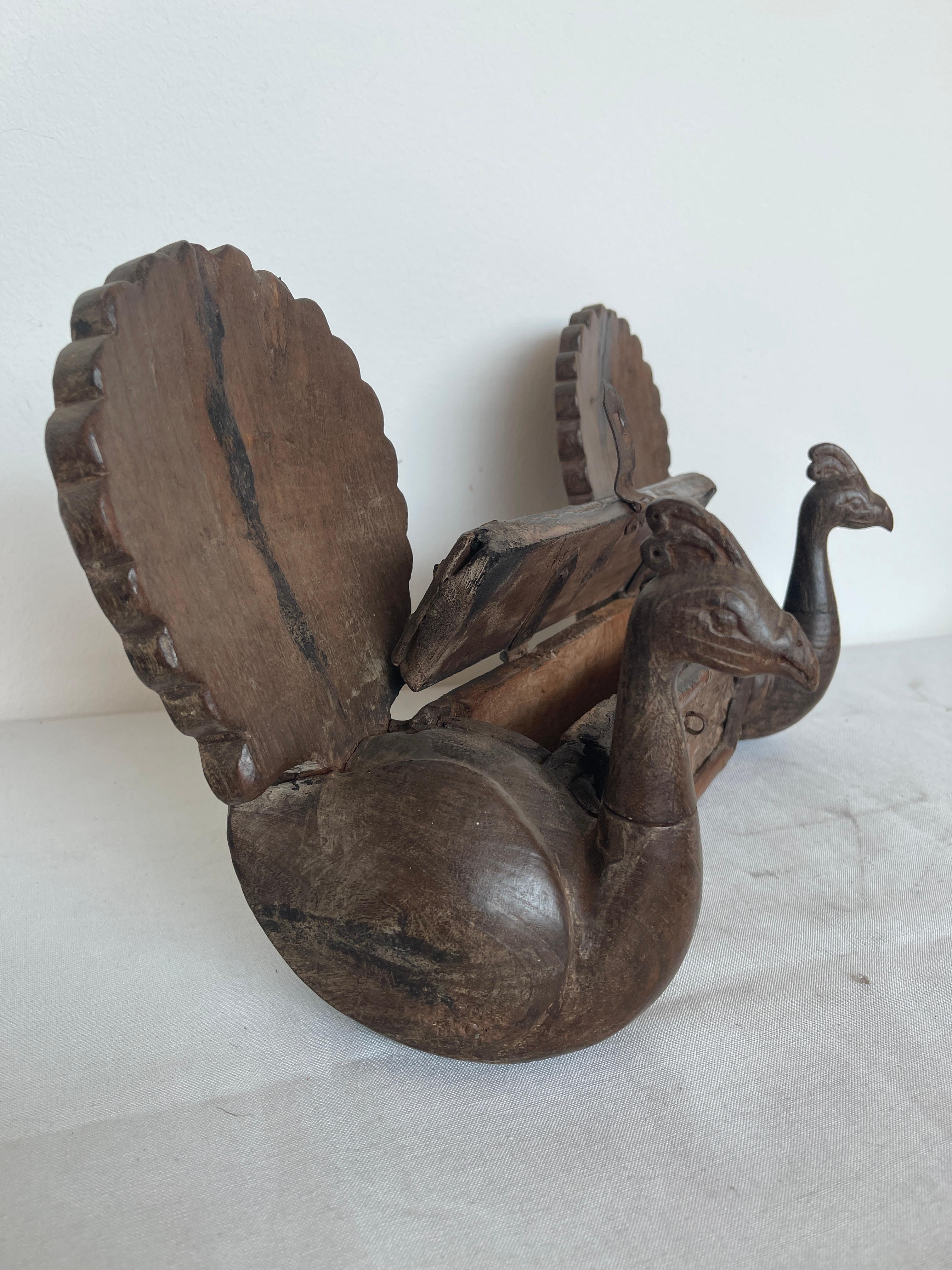 Seltenes kastenförmiges Objekt mit antiker Pfauenfigur aus Holz 19 im Angebot 3